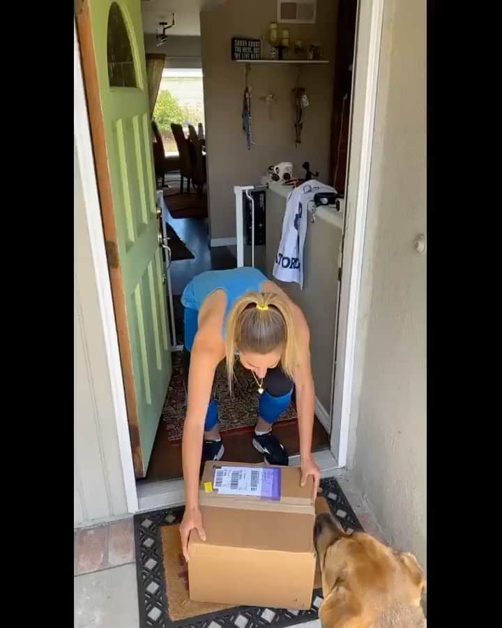 エイプリル・ロスのインスタグラム：「A special delivery from @MizunoVolleyballNorthAmerica, what EVER could it BE??!🤩😍🥳🤗  I’m excited to share, STAY TUNED! 🙌🏼🙏🏼❤️」