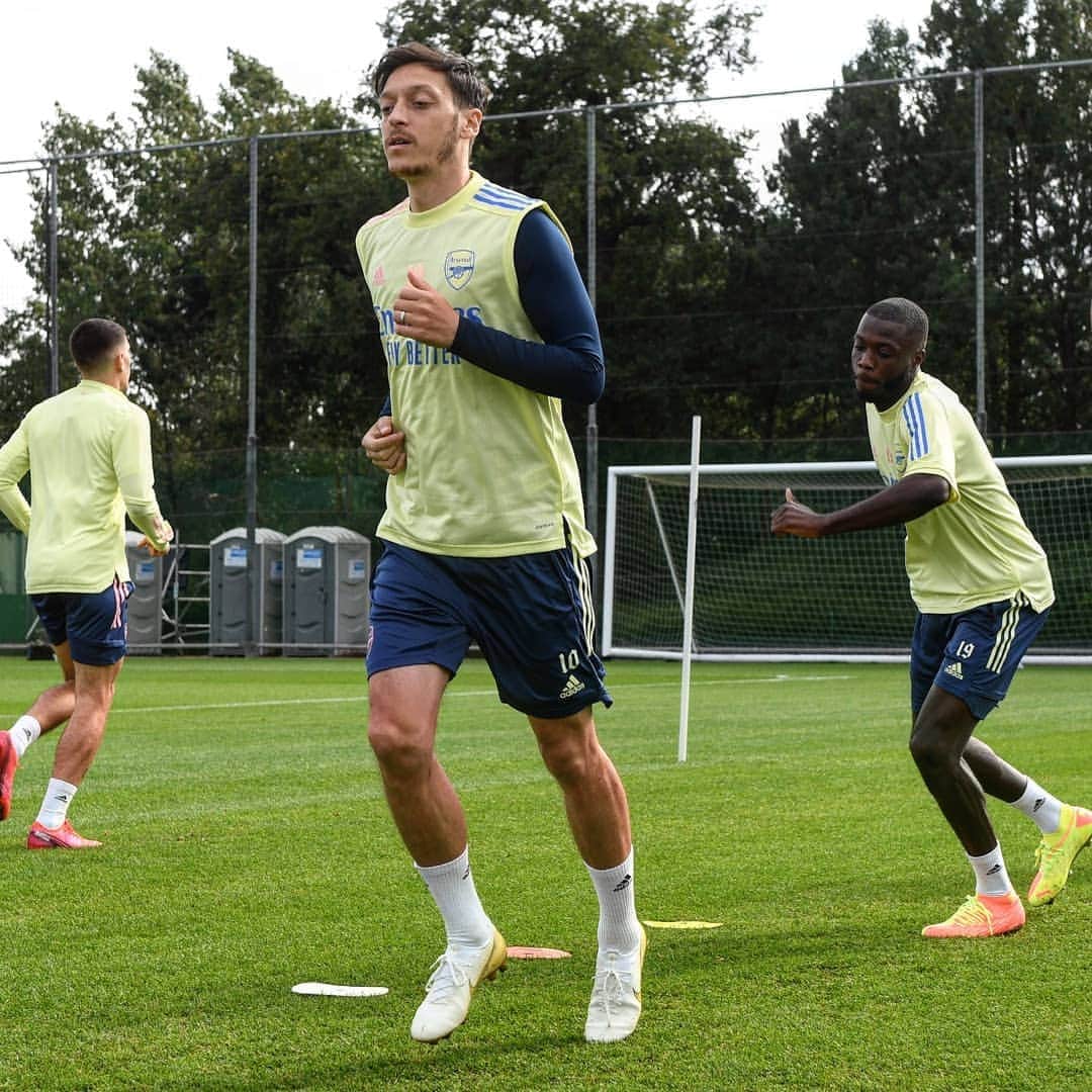 メスト・エジルのインスタグラム：「I  A M  R E A D Y ⚽💥 #M1Ö #YaGunnersYa #teamtraining」