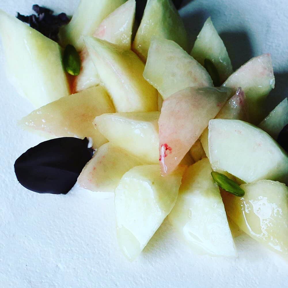 ダンデライオン・チョコレート・ジャパンさんのインスタグラム写真 - (ダンデライオン・チョコレート・ジャパンInstagram)「今月の「カカオショートケーキ」に使用している季節のフルーツは、今が旬の白桃。  この白桃は、山梨県で7月から8月にかけて収穫される「白鳳」という品種です。やわらかい果肉と、滴り落ちる果汁が特徴で、酸味や渋みはほとんどありません。  山梨県は全国第一位の桃の生産地。桃だけでなく、ぶどうやワインの生産地としても有名ですよね。  山梨県の果物が甘くて美味しいのは、その内陸性気候によるもの。日本一長い日照時間で昼間にたっぷり作られたでんぷん(甘さの素)が、夜間の冷え込みによって内部に蓄えられ糖分となるからです。年間降水量が少ないことも病気を防いで元気な果物を育ててくれます。  桃の実が付き始めの頃に、良さそうな実だけを選んで他を摘み取る「摘果」という作業によって、大きく美味しい桃が育ちます。また、甘い果実をいち早く選別できる「光センサー」を1989年に全国で最初に開発したのも山梨県だそうです。まさに、そうした長年の英知の結晶を美味しく頂いているわけですね。  果物だけでなく、野菜、畜産、花木まで、当たり前のように享受しているさまざまな自然の恵みと、それを日々育んで下さる生産者のみなさんへの感謝を胸に、今日もひとつひとつ心を込めて、ケーキを作ります。  この白桃のカカオショートケーキが味わえるのも、あと数週間。来月はまた新しい季節のフルーツをご紹介します。お楽しみに！  ※「カカオショートケーキ」は表参道店限定メニューです。また、東京都内4区限定でホールケーキのローカルデリバリーも行なっております。詳しくは公式HPをご覧下さい。  #ダンデライオンチョコレート  #ショートケーキ  #桃のショートケーキ  #白桃  #ケーキ好きな人と繋がりたい #白鳳」7月15日 4時41分 - dandelion_chocolate_japan