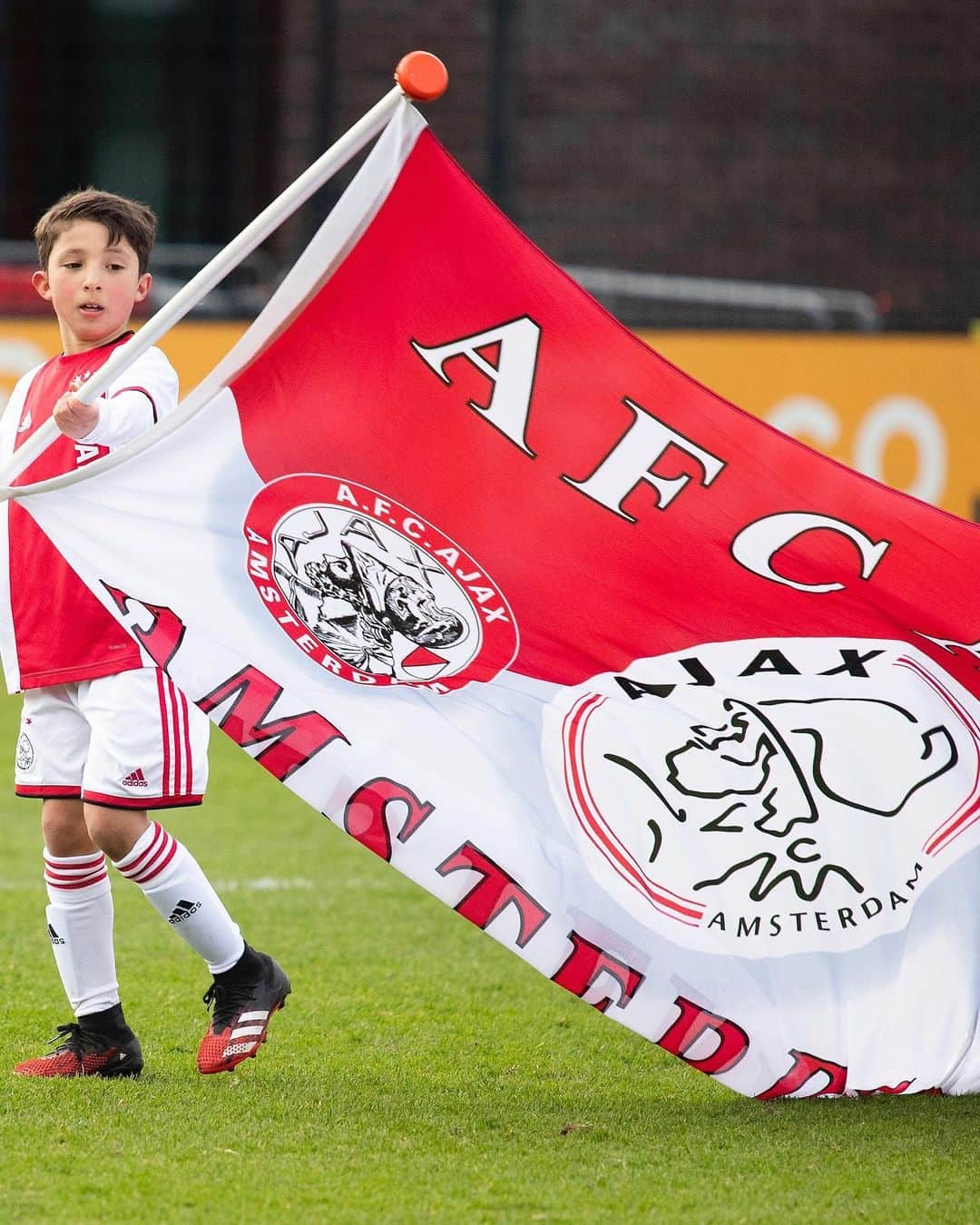 アヤックス・アムステルダムさんのインスタグラム写真 - (アヤックス・アムステルダムInstagram)「Teach them young ⚪️🔴⚪️ #TalentTuesday」7月15日 4時42分 - afcajax