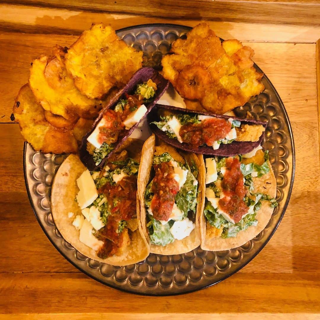 ケリスのインスタグラム：「It's Taco Tuesday! Made the best tacos with fish from @wildalaskancompany. Topped with @bountyandfull Aji sauce and some tostones on the side. Have you gotten your subscription yet? $25 off first order with KELIS at check out. Link in bio! #CookedwithKelis #foodporn #alaskawild #fish #fresh #tacos #summer #discount #eatwell #healthylife #tacotuesday」