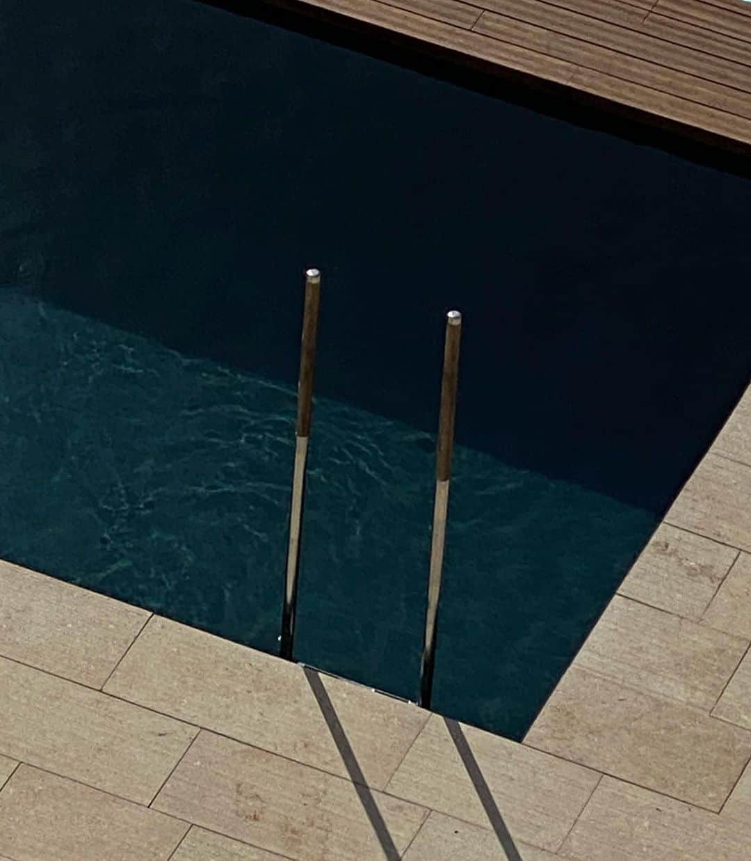 Mathilde Goehlerのインスタグラム：「One dip in a pool a day keeps the doctor away 💦」