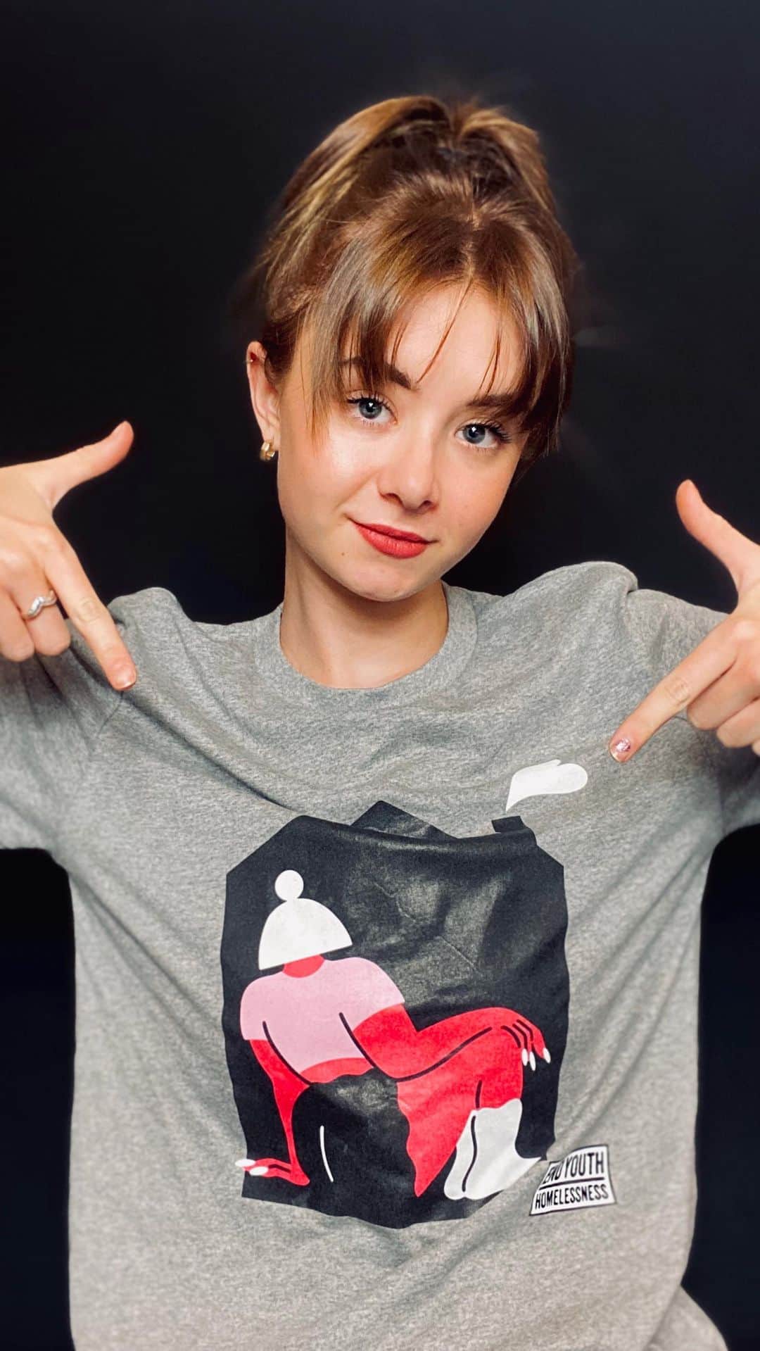 ケリー・イングラムのインスタグラム：「Link to donate/buy a t-shirt is in my bio💛 @eyh_uk ⬅️」