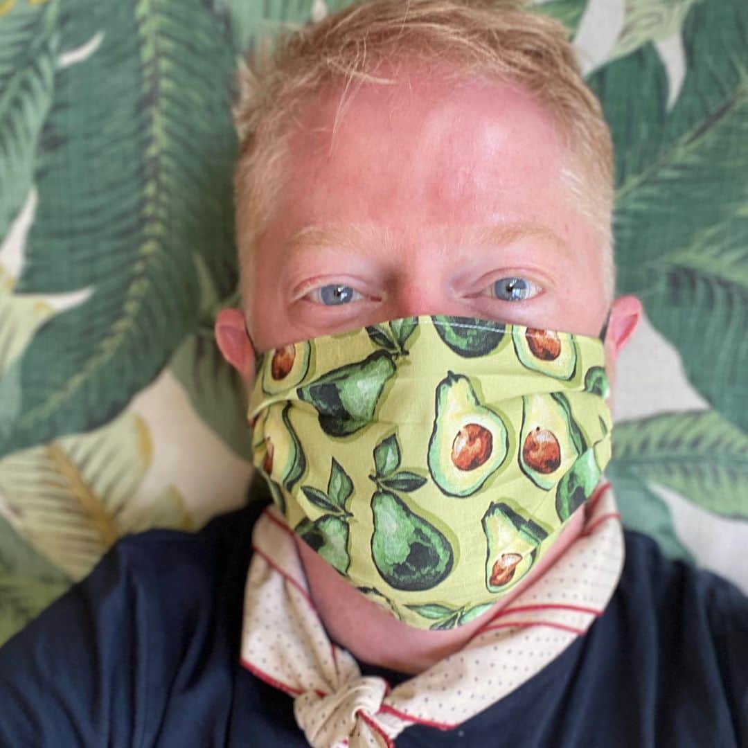 ジェシー・タイラー・ファーガソンさんのインスタグラム写真 - (ジェシー・タイラー・ファーガソンInstagram)「New mask. Who’s this? @masksbyterry🥑」7月15日 5時10分 - jessetyler