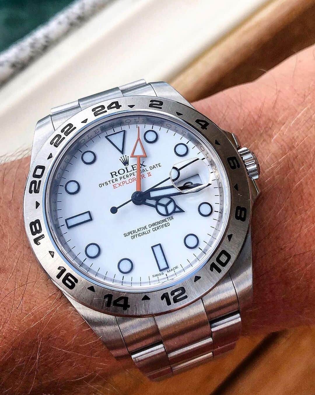 Daily Watchさんのインスタグラム写真 - (Daily WatchInstagram)「White dial Rolex Explorer II Ref 216570. This piece is growing on me... Do you like it as well? 🤔 Photo by @waatch.thiis」7月15日 5時11分 - dailywatch