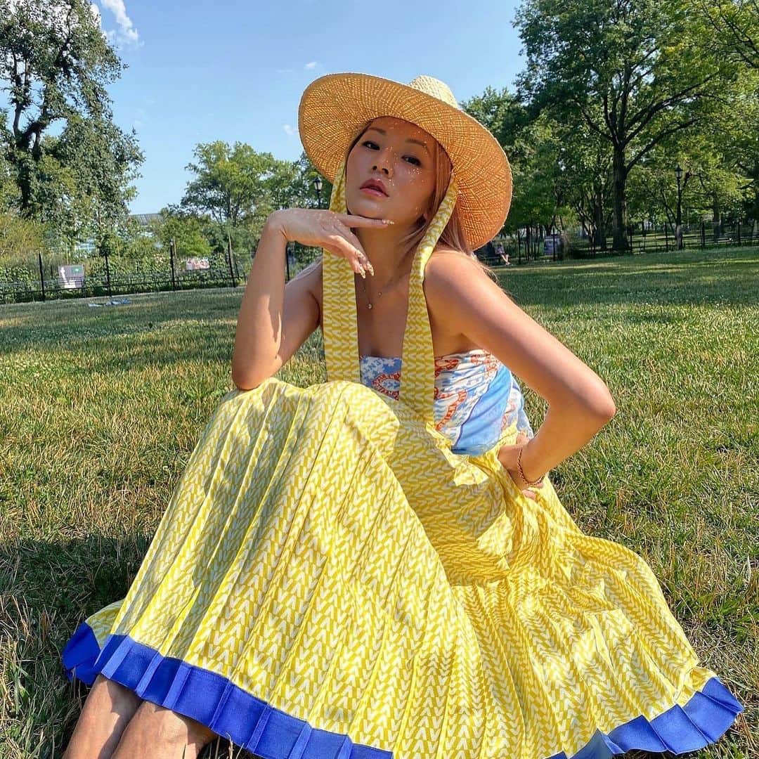 のインスタグラム：「Amid sunny skies, @tinaleung, @shionat and @carodaur wear flowing dresses from #ValentinoEscape, the new capsule collection from #ValentinoFW20. Discover more on @mytheresa.com, Valentino.com and in selected boutiques in Capri, Porto Cervo, Forte dei Marmi, Puerto Banus, Dubai, Saint Tropez, Cannes, Honolulu, Mykonos, Miami, Busan, Sydney, Tokyo Shanghai, São Paulo and Singapore. #ValentinoxMytheresa Photos by @germanlarkin」