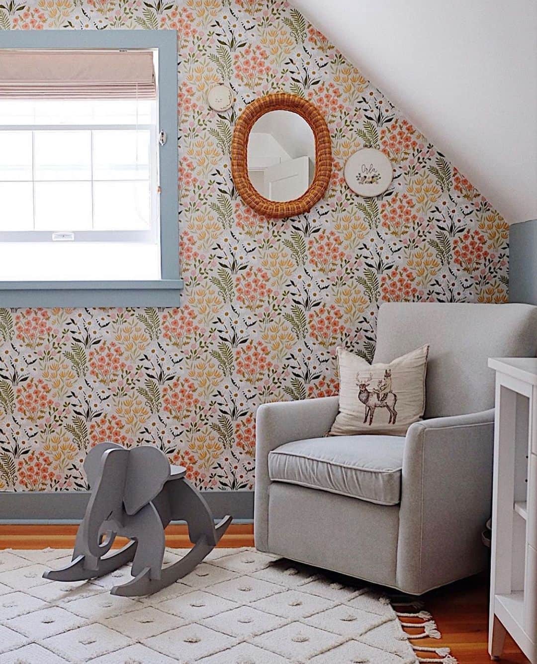 のインスタグラム：「We 💛 this image from @caitlinraeanna! A sweet corner in such a sweet space. #regram #coralandtusk」