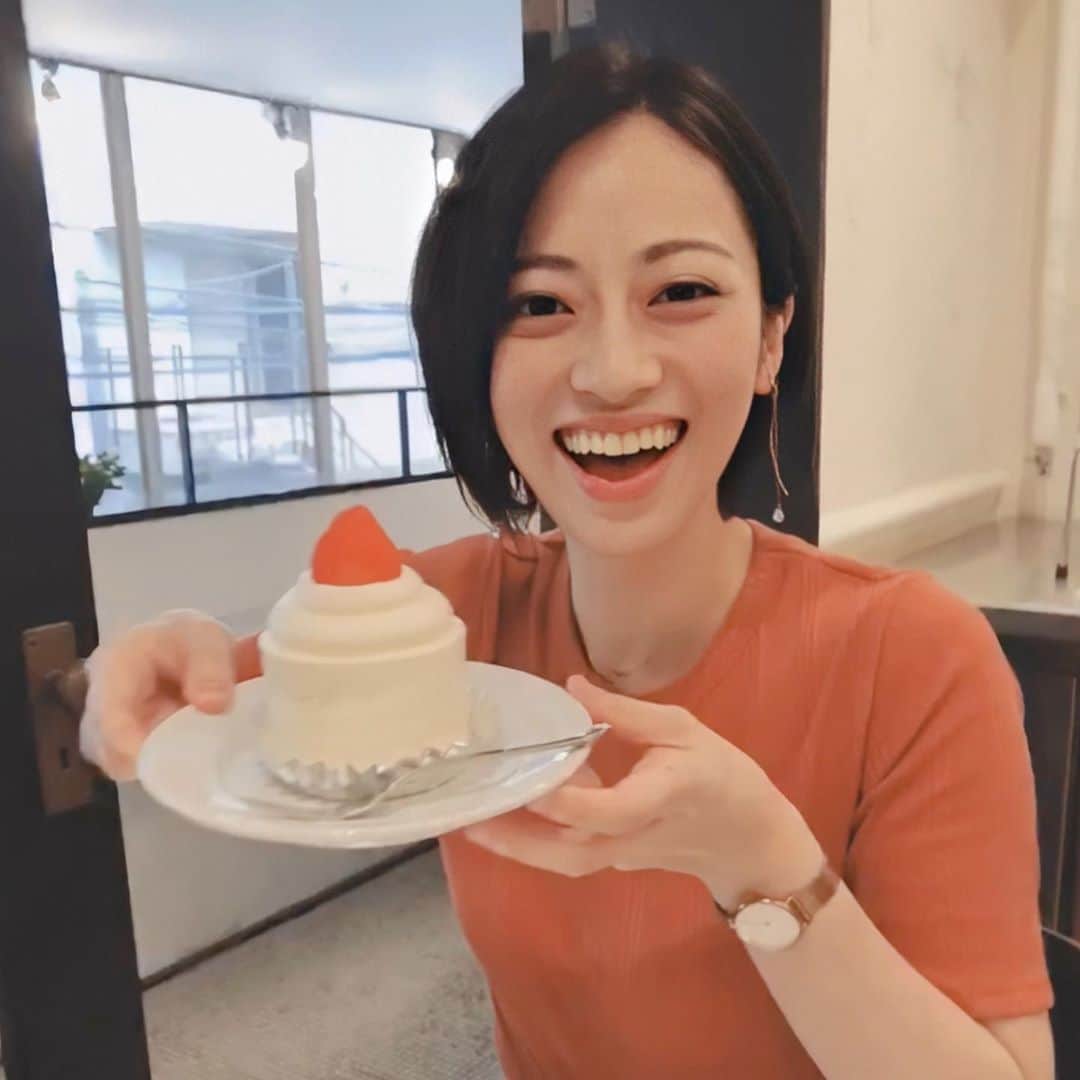 高畠麻奈のインスタグラム：「念願のケーキとご対面。 普段、ショートケーキはあまり食べないのですが 1年以上前に写真を見て一目惚れ。 やっと行けました♡美味しかったなぁ。 近くに寄ったらフラリと入っちゃうなっ！  #青山カフェ#pariya青山#ショートケーキ#美味 #cafe#shortcake#至福の時#食いしん坊」