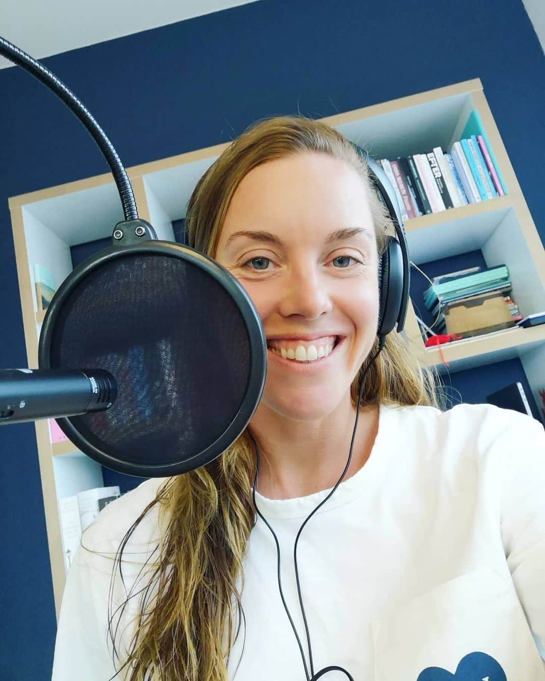 フェムケ・ヘームスケルクのインスタグラム：「Was te gast bij radio Langs de Lijn vanavond samen met oa @stef_bos & @stomphorst. Als je het leuk vind om terug te luisteren heb ik het linkje toegevoegd in mn bio! 🎙️📻 . . . #Radio #NOSLangsDeLijn #Tokyo 📸 : @guido_frackers」