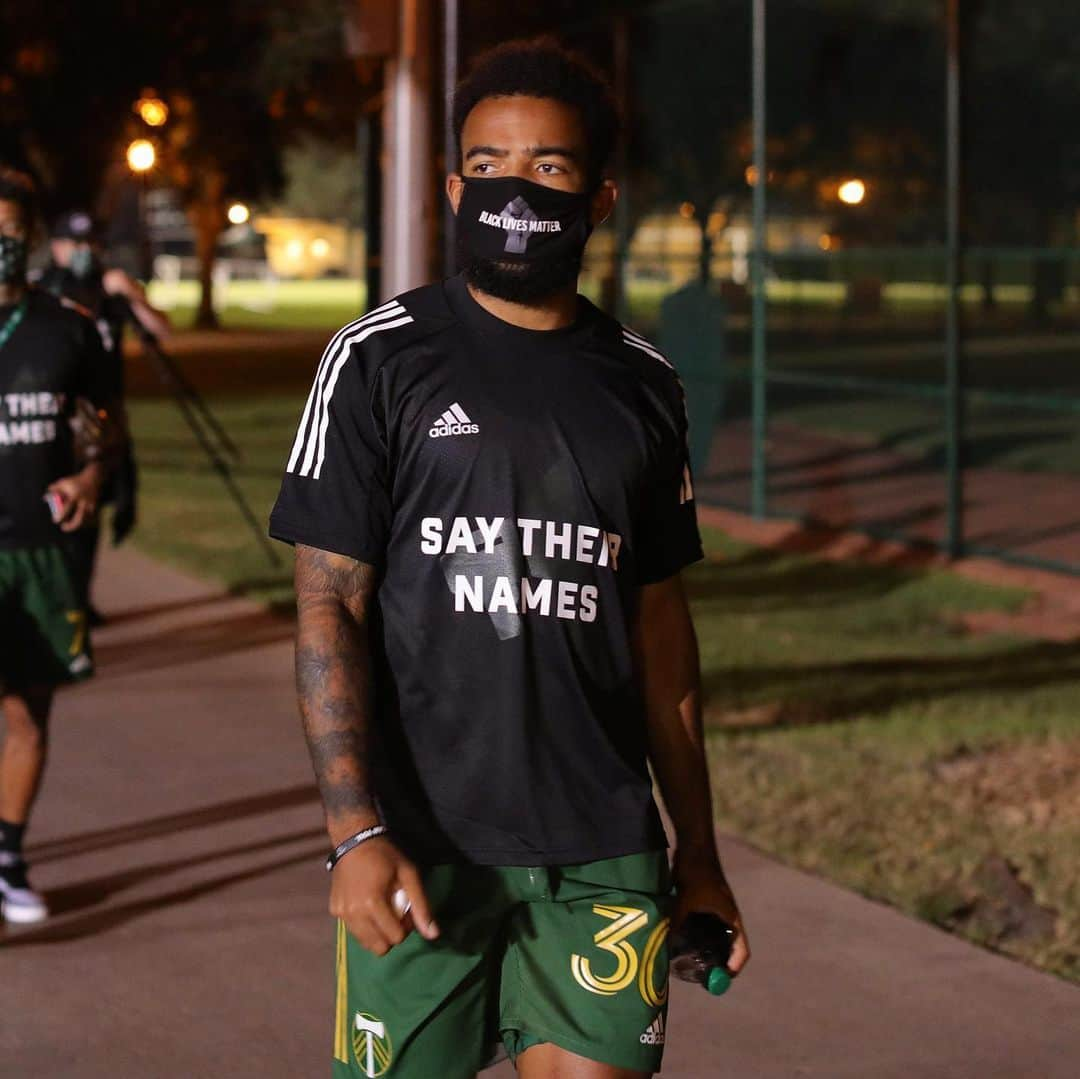 Major League Soccerさんのインスタグラム写真 - (Major League SoccerInstagram)「@timbersfc’s pre-game shirts were designed by @kingjebo & @bpcmls.👏 #BlackLivesMatter」7月15日 5時50分 - mls