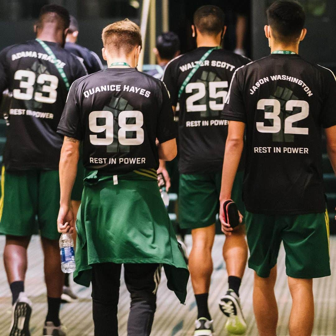 Major League Soccerさんのインスタグラム写真 - (Major League SoccerInstagram)「@timbersfc’s pre-game shirts were designed by @kingjebo & @bpcmls.👏 #BlackLivesMatter」7月15日 5時50分 - mls