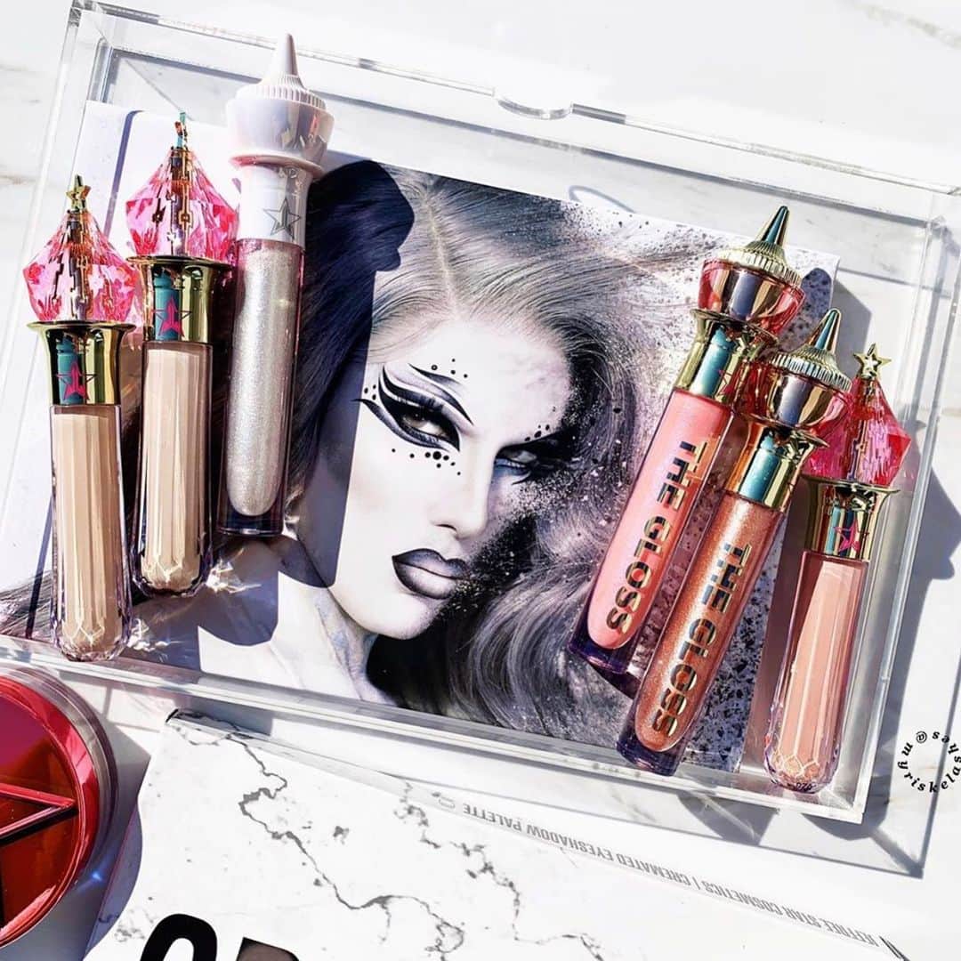 Jeffree Star Cosmeticsさんのインスタグラム写真 - (Jeffree Star CosmeticsInstagram)「Flat out fabulous🔥 @myriskelashes shows off our iconic #CREMATED packaging along with some #jeffreestarcosmetics must haves 🖤 #thegloss #magicstar」7月15日 6時10分 - jeffreestarcosmetics
