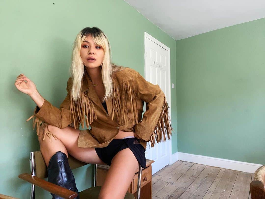 Mali-Koa Hoodのインスタグラム：「“You can’t really ever prepare for a global pandemic, these 3 months have taught me a lot about who I am. I am a resourceful creative with many ideas and a passion for learning. I am also a panic buyer who considers ice cream as breakfast in extreme circumstances”   Did a home shoot and talked Me V Pandemic over on @euphoriazine 🤷🏼‍♀️ Probably half the reason I’m anxious to get out again, no more treats in the morn. Link in stories X」