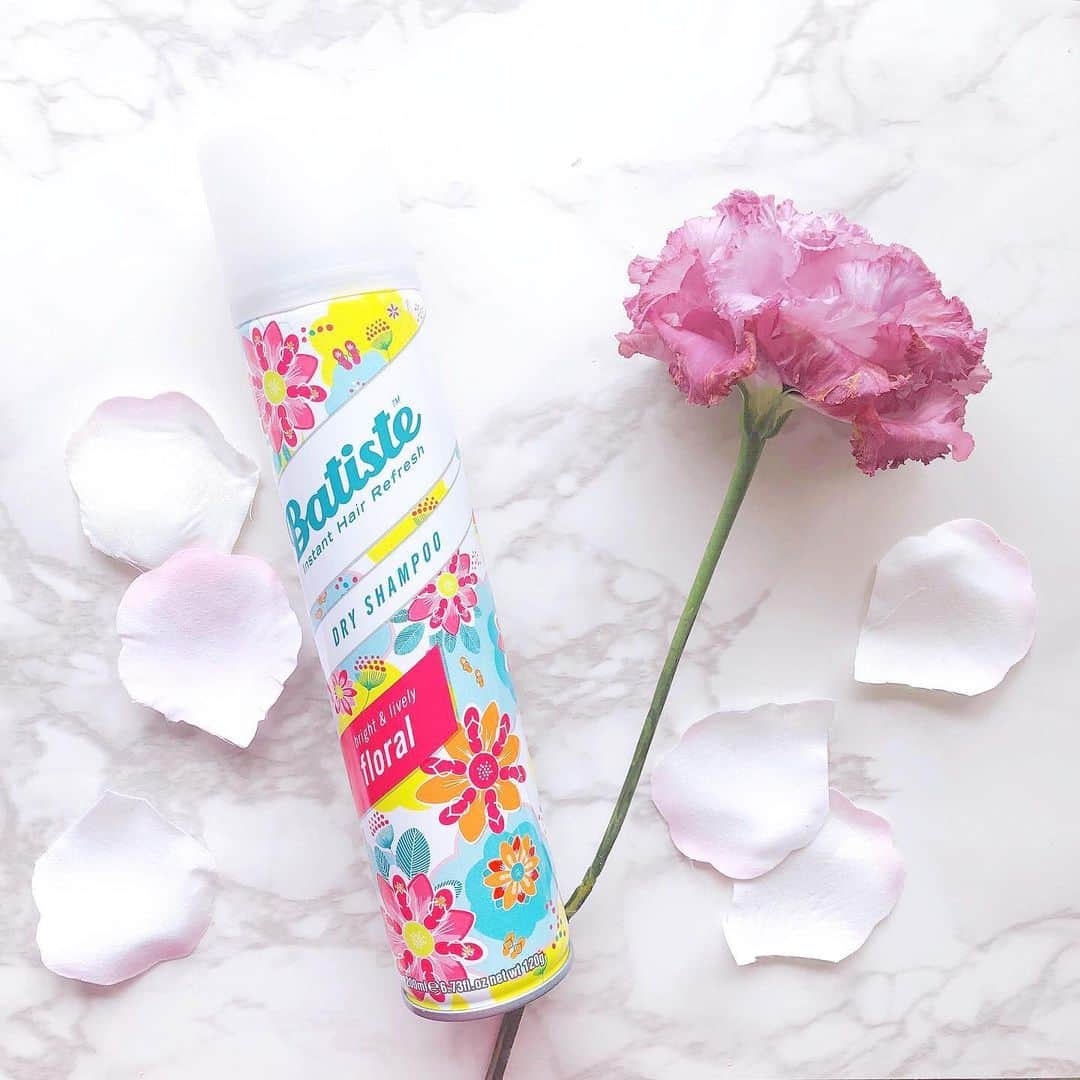 菊池かなこのインスタグラム：「🅑🅔🅐🅤🅣🅨 🅘🅣🅔🅜 . 見た目も可愛い🌸 パティスト ヘアリフレッシュシャンプー フローラル💐 . 髪の毛がぺたっとしてきたなと思ったら、 根元にシュッとかけて揉み込むだけで ボリュームがふわっと復活する👌 . 梅雨のこの時期 とくに便利すぎて毎日使ってます✨ 良い香り🌹 . . ୨୧┈┈┈┈┈┈┈┈┈┈┈┈┈┈┈┈┈୨୧ @batiste_japan #バティスト #ドライシャンプー #ヘアリフレッシュスプレー #ヘアケア #ヘアフレグランス #ambassador  #beauty#ビューティー#髪セット」