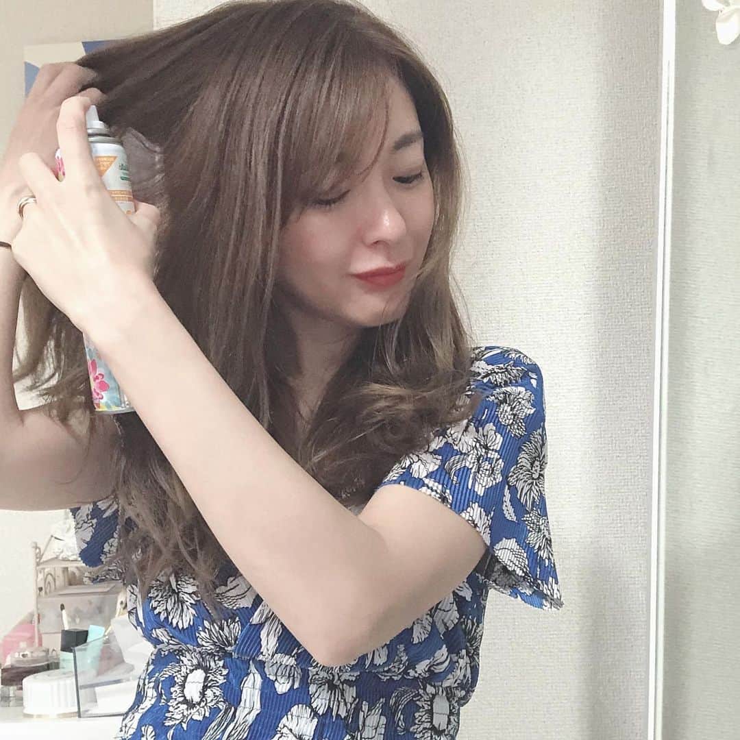 菊池かなこさんのインスタグラム写真 - (菊池かなこInstagram)「🅑🅔🅐🅤🅣🅨 🅘🅣🅔🅜 . 見た目も可愛い🌸 パティスト ヘアリフレッシュシャンプー フローラル💐 . 髪の毛がぺたっとしてきたなと思ったら、 根元にシュッとかけて揉み込むだけで ボリュームがふわっと復活する👌 . 梅雨のこの時期 とくに便利すぎて毎日使ってます✨ 良い香り🌹 . . ୨୧┈┈┈┈┈┈┈┈┈┈┈┈┈┈┈┈┈୨୧ @batiste_japan #バティスト #ドライシャンプー #ヘアリフレッシュスプレー #ヘアケア #ヘアフレグランス #ambassador  #beauty#ビューティー#髪セット」7月15日 6時12分 - canana_kanako
