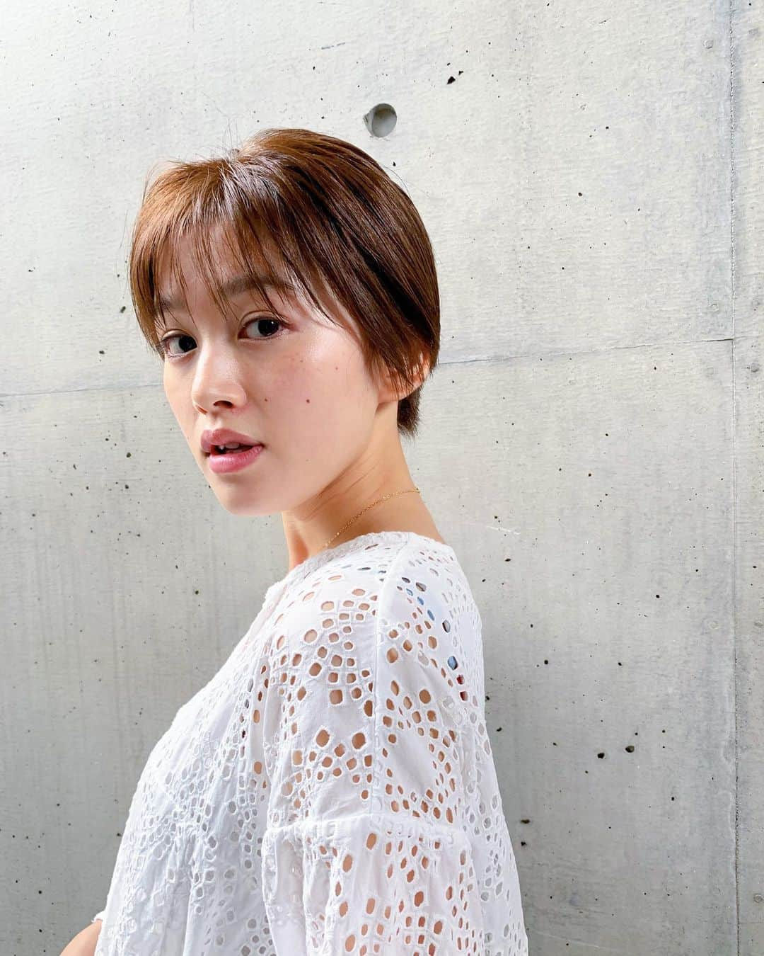 齋藤智奈美のインスタグラム：「___ おはようございます☀ 今月の#IKEカット   テーマは 「Summer Time Blues 2020」  夏に向けて(もう夏かな？) スッキリさせました〜✌🏻  IKEさんいつもありがとですー😍  ____ 追伸@hiromasaikeda  はTikTokを はじめたそうです　笑  @anti_antiworld  @perm_anti  #ショートヘア  #夏ヘア #夏カラー」