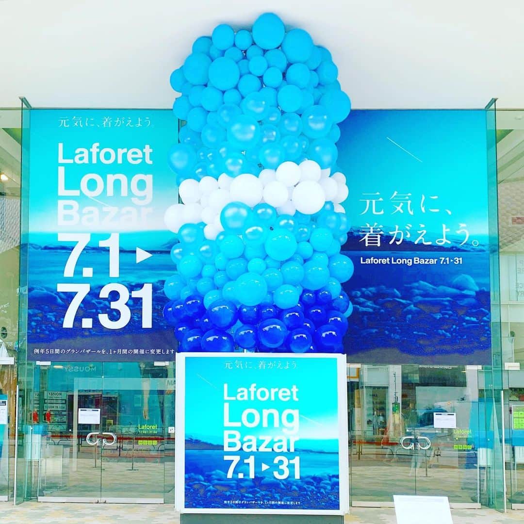 のインスタグラム：「《OhaYOKAN》  今朝の 原宿表参道は曇天なり…☁️  どんよりしてますが  涼しく そよ風が心地よい朝🌅  朝ラン＆ウォークは快調でした…🏃‍♂️👟  さて  本日の YOKANは  午前中は  お昼の 〆切目指して  素材 レコーディング…🎺🎷📯♬  これで  今週の 宿題関係は一段落❣️  午後からは  基本 のんびりしつつ…😇  To Do リストから何か作業…✏️🎹🎼  または  なかなか進まない  断捨離＆大掃除レンジャーを…🙋‍♀️  楽しみながらがんばりまーす✌️  みなさま  笑顔で ステキな1日を…💓  #harajuku #omotesando #原宿 #表参道 #tokyo #japan #morning #朝 #朝ラン #ウォーキング #running #walking #plogging #プロギング #OhaYOKAN #YOKAN散歩 #街角アート #streetart #balloonart #バルーンアート #風船 #デザイン #元気に着がえよう #広告 #laforetharajuku #ラフォーレ原宿 #longbazar #インスタ映え #instagram #笑顔でステキな1日を💓」