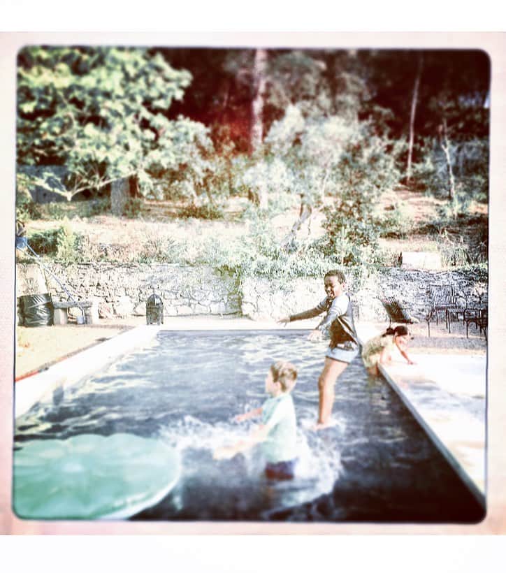 エマニュエル・ベアールのインスタグラム：「Surrounded by those we love .. starting to let it go ... entouré de ceux que l’on aime .. je commence tout doucement à lâcher prise .. #familytime ☀️💋」