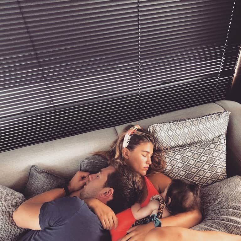 エイミー・ウィラートンのインスタグラム：「What the fly chilling in the wall sees☀️💤」