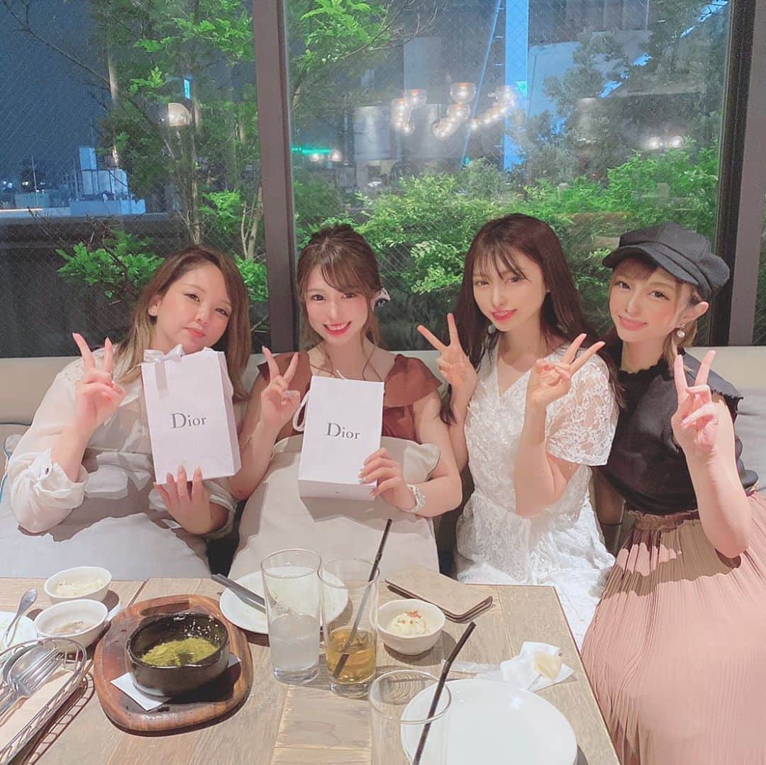 のインスタグラム：「.. . こないだ4人で呑み会❤️ 誕生日プレゼントもらった❤️ 愛用中❤️ありがとおお🥰✨ . 大阪府大阪市中央区東心斎橋2-3-17 パピヨンビルB1F . Club IRIS 愛咲 えれな  . #愛咲えれな #きゃばきゃば #撮影 #キャバ嬢 #iris #キャバクラ #クラブ #ミナミ #北新地 #宗右衛門町 #ポケパラ #指名 #えれな #シャネル #バースデーイベント #シャンパン #アルマンド #踊れるキャバ嬢 #踊れるキャバ嬢といえばえれな #イリス #ホステス #いいね返し #キャバ #ソウメイジャパン #ベルロゼ　#クラブイリス #黒髪ロング #フォロー増やしたい #ワイシャツ #自粛中」