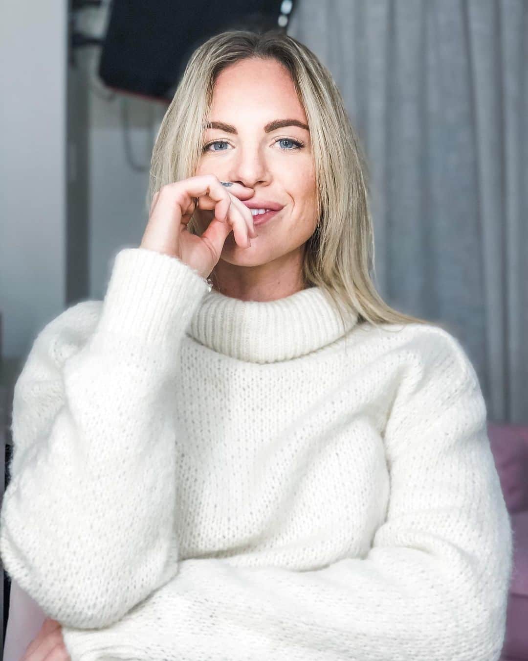 エミリー・シーボームのインスタグラム：「Ice ice baby  #winter #jumper #knit #queenslandwinter #wednesday #turtleneck」