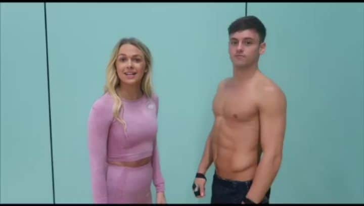 トニア・コーチのインスタグラム：「✨Mid week tick over✨ with my non attractive friend @tomdaley 😂😂#humpday 20 seconds exercise, 10 seconds rest. X2 rounds  . . #throwback #workout #stayfit #motivation #workhard #protein #olympian #partnerworkout #fitness #hittworkout #hitt #instafit #buzzphysique #workhardplayhard  #preworkoutdrink @buzzphysique #gifted @tomdaley #tomdaley」