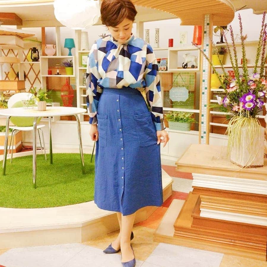 のインスタグラム：「今日の衣装m(._.)m いつかの色違いブラウス👚  この後の今日感ニュース、特集は 「ワン」と鳴くカエルをご紹介します🐸  本当に⁉️と思った方、是非ご確認ください‼️‼️  #blue #好きな色 #boujeloud  #ブラウス #スカート #スタイリスト #スパイラルセンス #中山昌子 さん #特集#ワン #カエル#rkb #今日感ニュース  #記者#渾身」