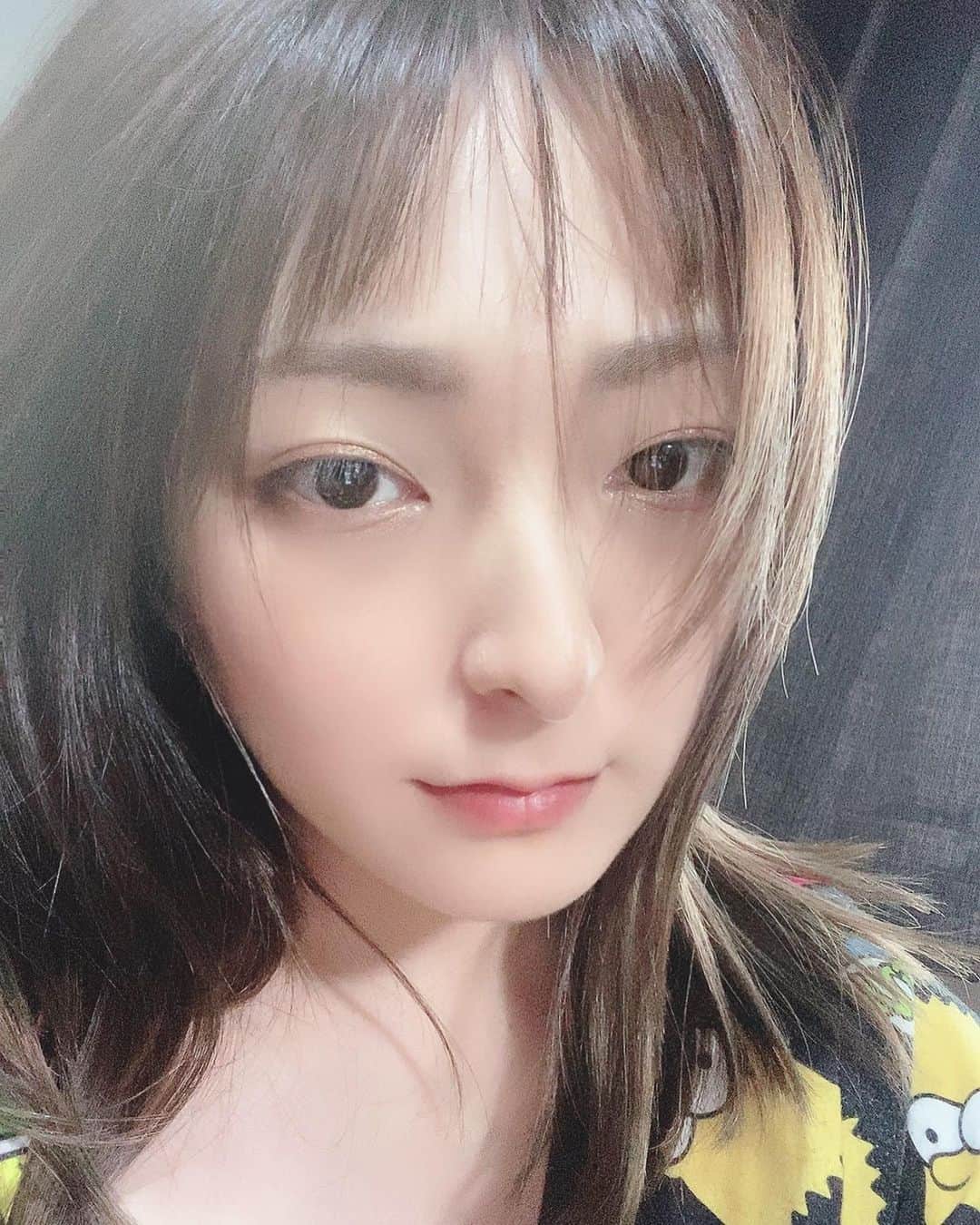 のインスタグラム：「💤  #selfie #selca #셀카 #셀스타그램 #머리스타그램 #머리스타일 #koreangirl #lifestyle」