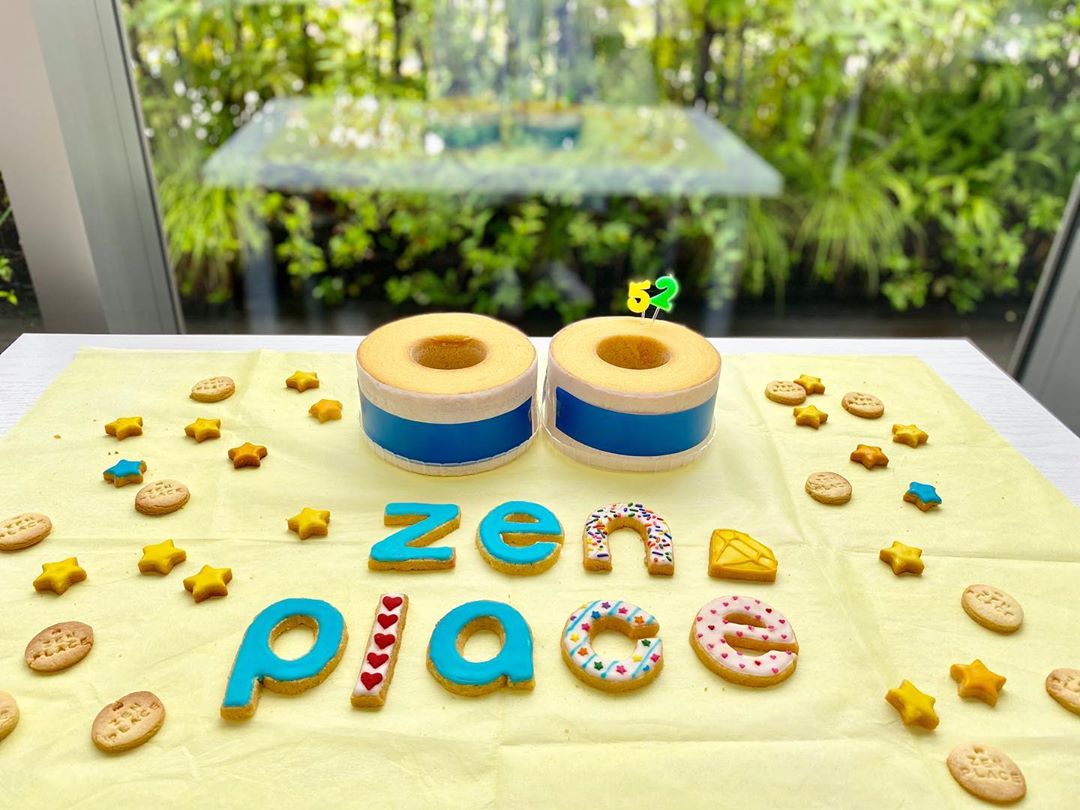 BASIピラティスのインスタグラム：「こんにちは🌞zen placeです🌿  過ぎし7月14日は、zen place代表Naruさんのお誕生日🎂✨ 恵比寿にある本社では、サプライズでNaruさんをお祝いしました！ 写真は、今日の為に特注したzen placeクッキーとロゴマーク風のバウムクーヘンです😍  Naruさん、おめでとうございます！  🆕NEWS🆕 2020年7月1日より、社名を「株式会社ぜん」から「株式会社 ZEN PLACE」に変更いたしました。 引き続きご愛顧賜りますよう宜しくお願い申し上げます。  ＜社名変更にあたって＞  2019年3月1日に私たちの提供するサービスは、「zen place」に統合され、2020年7月、サービス名に合わせ、社名は「ZEN PLACE」と致しました。 「zen」という言葉の意味は、私たちの理念にあります。 「zen」とは、禅であり、然であり、全であり、善であり、前でもあります。  私たちのおこなっているピラティス、ヨガを端的に表す言葉、心を重視した禅的瞑想の意味、自然であること、完全を目指すということ、善を行うということ、前向きに生きるということからつけられています。また、「place」というのは、私たちが場、コミュニティ、人と人が繋がる場を重視しています。”人と人が、自然体のままつながある場でありたい。”そんな”場=place”を会員の皆様と一緒に創っていきたい、という想いを込めました。  スタッフ一同、新たな気持ちで邁進して参りますので、引き続きご愛顧賜りますよう、よろしくお願い申し上げます！  #zenplace #ゼンプレイス #basipilates #basi #ピラティス #pilates #zenplacepilates #bodymake #ヒップアップ #ワークアウト #ボディメイク #フィットネス #美尻 #ダイエット #自宅トレーニング #お家トレーニング #お家で簡単エクササイズ #簡単エクササイズ動画 #簡単エクササイズ #pilatesathome」