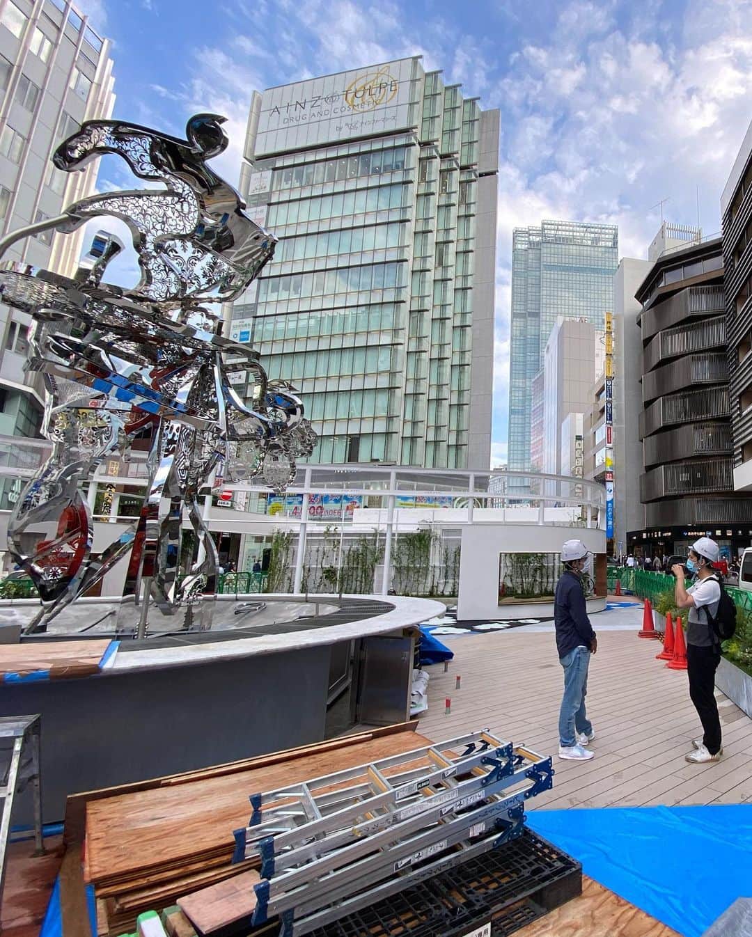 松山智一さんのインスタグラム写真 - (松山智一Instagram)「Contemporary Artist, Tomokazu Matsuyama, in collaboration with East Japan Railway Company and LUMINE, launches a new iconic community space at the worlds’ busiest transport hub. The community park space " Shinjuku East Square" will open with its permanent new monumental sculpture and art installation at JR Shinjuku Station in Tokyo from July 19th, 2020  ーーーーーーー  新宿東口駅前広場が大規模パブリックアートで刷新。  株式会社ルミネ(代表取締役社長:森本雄司)は東日本旅客鉄道株式会社(代表取締役社長:深澤祐二)と共同で新宿東口駅前を美化整備する為、気鋭の現代アー ティストとして世界から注目を集める松山智一氏を起用し、パブリックアートを中心とした新宿東口駅前広場を 2020 年 7 月 19 日(日)にオープンいたします。7mを超えるモニュメントを象徴とし、アートに彩られたコミュニティスペースが新たに誕生、広場全体がアート作品となるよう計画されました。  国内外から新宿を訪れる人々の待ち合わせ場所として、また 地元の憩いの場として、この場所からグローカルな交流が生まれる事を目指します。 ------ 完成まで毎日進捗お届けします。」7月15日 15時53分 - tomokazumatsuyama