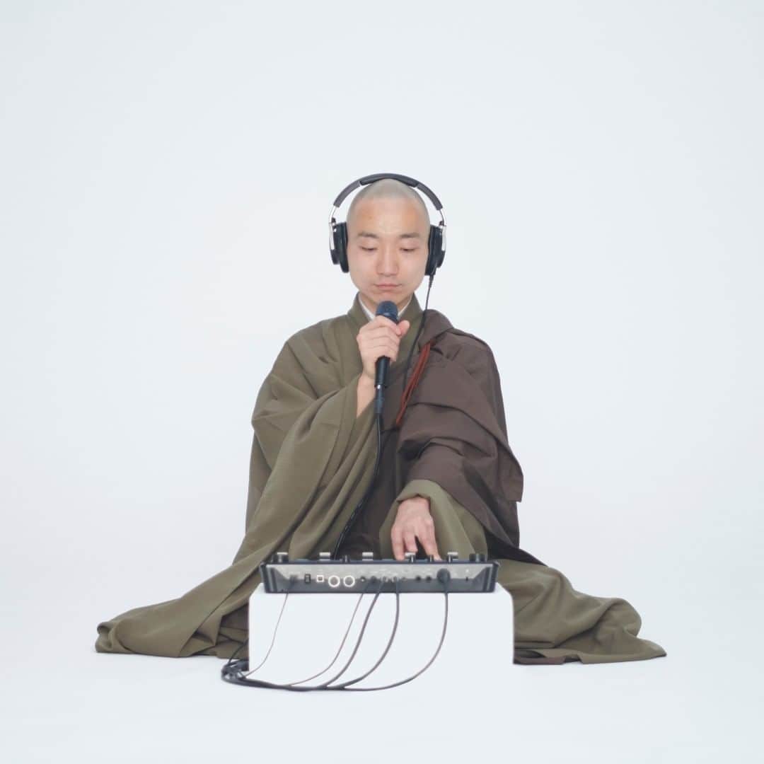 VICE Japanさんのインスタグラム写真 - (VICE JapanInstagram)「「お坊さんヒューマンビートボクサー、赤坂陽月」 記事リンクはプロフィールから。  赤坂陽月は、瞑想用の音楽を制作している日本人の禅宗僧侶だ。しかしそのスタイルは、一般的に想像されるようなものではない。YouTubeにアップロードされた動画を観てみると、真っ白な背景の前に立った彼は、マイクを握り、ループマシンを駆使し、自らの声を多重録音して、即興的に音楽を奏でている。  @yochanting」7月15日 15時56分 - vicejapan