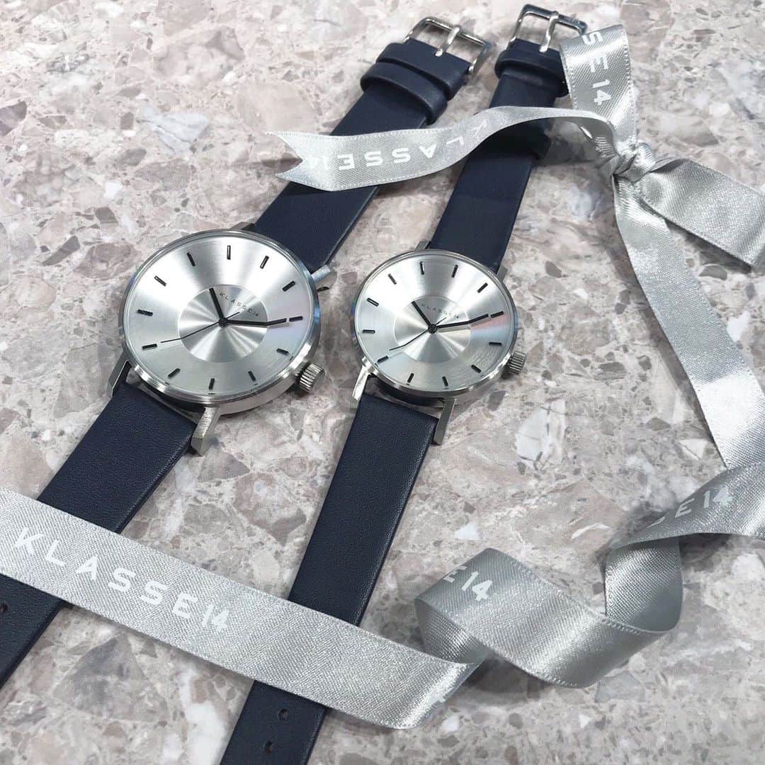 klasse14_japanofficialさんのインスタグラム写真 - (klasse14_japanofficialInstagram)「こんにちは。 本日はBlue CollectionよりVolare Silver with Blue Strapをご紹介！  Volare Silverにネイビーのレザーストラップを組み合わせた新色。 青みを抑えたネイビーはスーツとの相性もよく、ビジネスシーンにも活躍。  もちろんカジュアルなスタイルにもマッチしますので、ON OFFにこだわらずお使い頂ける優れものです★  Volare Silver with Blue Strap 42mm/36mm  #ordinarilyunique  #klasse14 #クラスフォーティーン  #volare #silver #navy  #ネイビー #watch #時計 #腕時計 #shibuya #渋谷  #flagship #フラッグシップ  お問い合わせに関しましては、 KLASSE14渋谷SHOPまでお電話ください。 ☎︎03-6433-5400」7月15日 15時56分 - klasse14_japanofficial