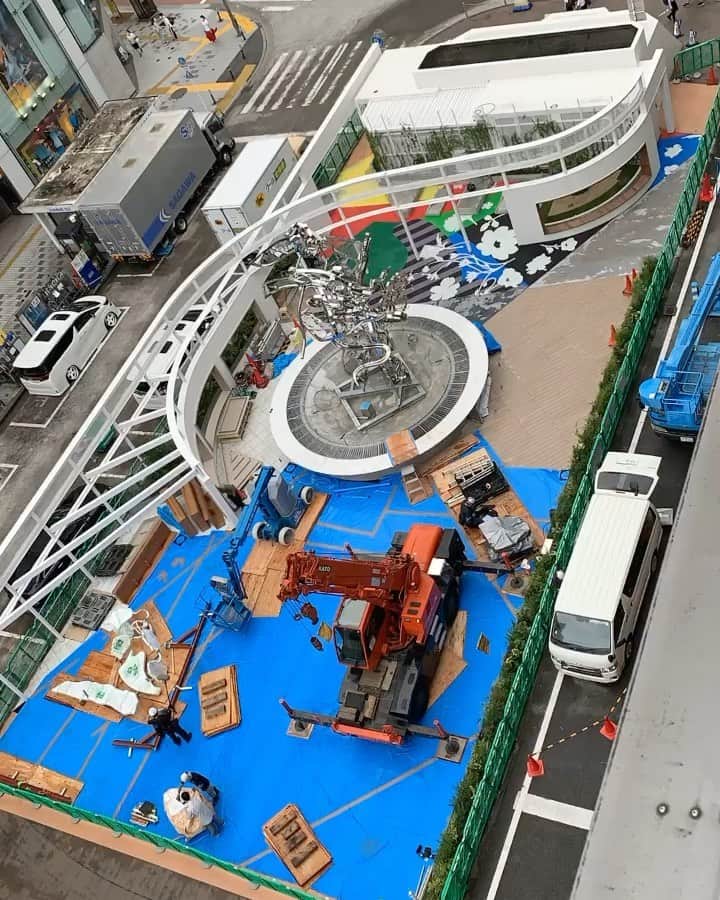 松山智一のインスタグラム：「Contemporary Artist, Tomokazu Matsuyama, in collaboration with East Japan Railway Company and LUMINE, launches a new iconic community space at the worlds’ busiest transport hub. The community park space " Shinjuku East Square" will open with its permanent new monumental sculpture and art installation at JR Shinjuku Station in Tokyo from July 19th, 2020  ーーーーーーー  新宿東口駅前広場が大規模パブリックアートで刷新。  株式会社ルミネ(代表取締役社長:森本雄司)は東日本旅客鉄道株式会社(代表取締役社長:深澤祐二)と共同で新宿東口駅前を美化整備する為、気鋭の現代アー ティストとして世界から注目を集める松山智一氏を起用し、パブリックアートを中心とした新宿東口駅前広場を 2020 年 7 月 19 日(日)にオープンいたします。7mを超えるモニュメントを象徴とし、アートに彩られたコミュニティスペースが新たに誕生、広場全体がアート作品となるよう計画されました。  国内外から新宿を訪れる人々の待ち合わせ場所として、また 地元の憩いの場として、この場所からグローカルな交流が生まれる事を目指します。 ------ 完成まで毎日進捗お届けします。」