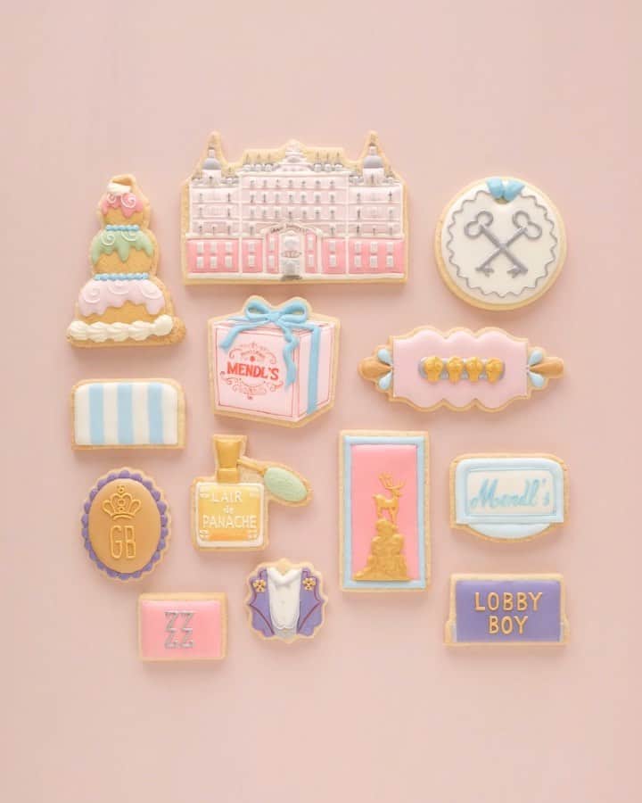 KUNIKAのインスタグラム：「THE GRAND BUDAPEST HOTEL icon cookies 🦌🌨🏔﻿💜🤵🏼 ﻿ 初めてコマ撮り動画を作ってみました。﻿ 時間がかかるけど、楽しい...!﻿ 少しずつ、いろいろ挑戦していきたいな💭﻿ ﻿ いま、映画をテーマにしたクッキー第3弾制作中です🍊←ヒント﻿ ﻿ #artofkunika ﻿ ﻿ ﻿ ﻿」