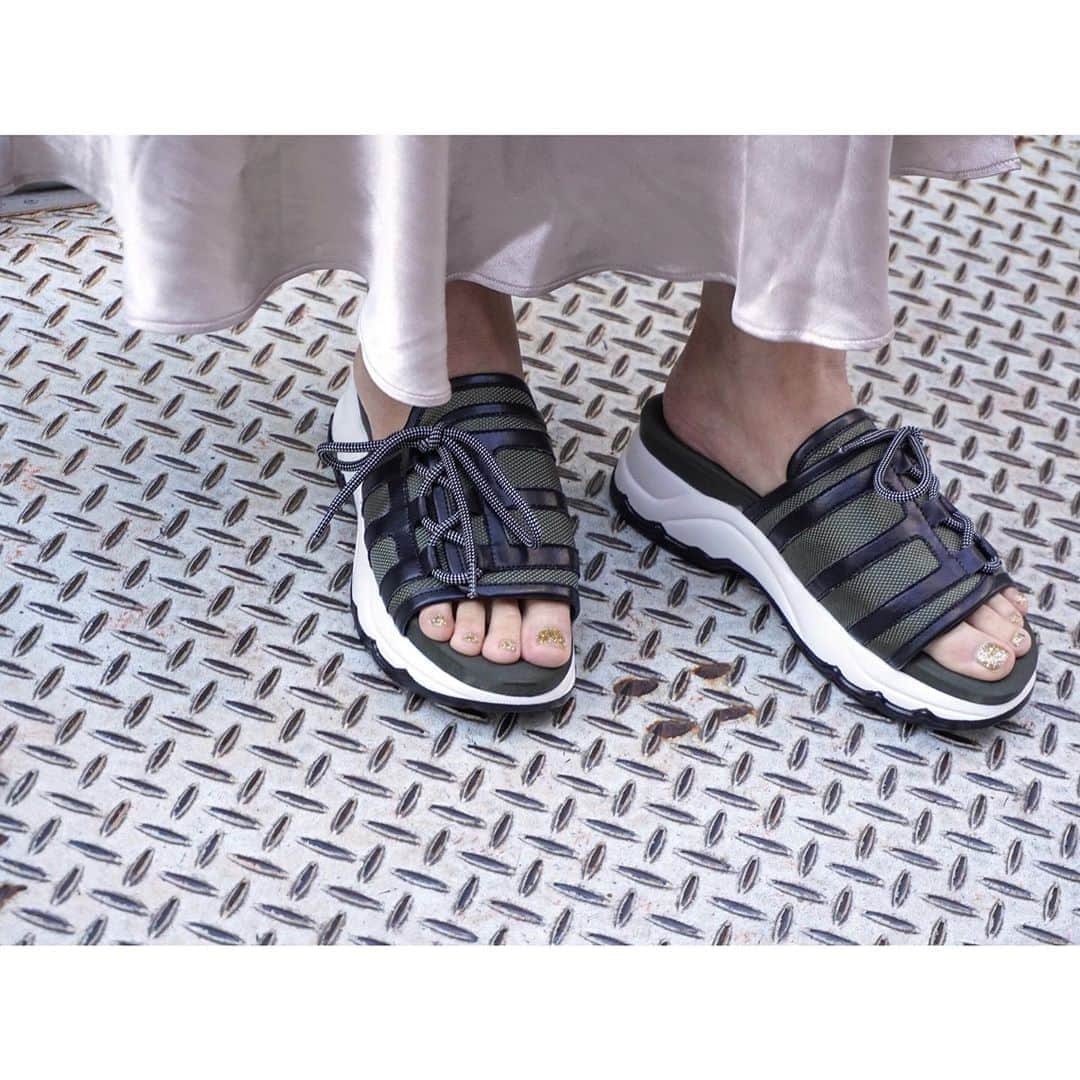 POOLSIDEのインスタグラム：「・ 今や定番となったスポーツサンダルに サッと履けるミュールタイプが登場！ あえてフェミニンなスタイリングにプラスしても◎。 ・ ・ 品番:FS-20711 ・ #poolside_official #psshoes #poolside #shoes #fashion #sandals #sale #プールサイド #靴 #サンダル #スポサン」