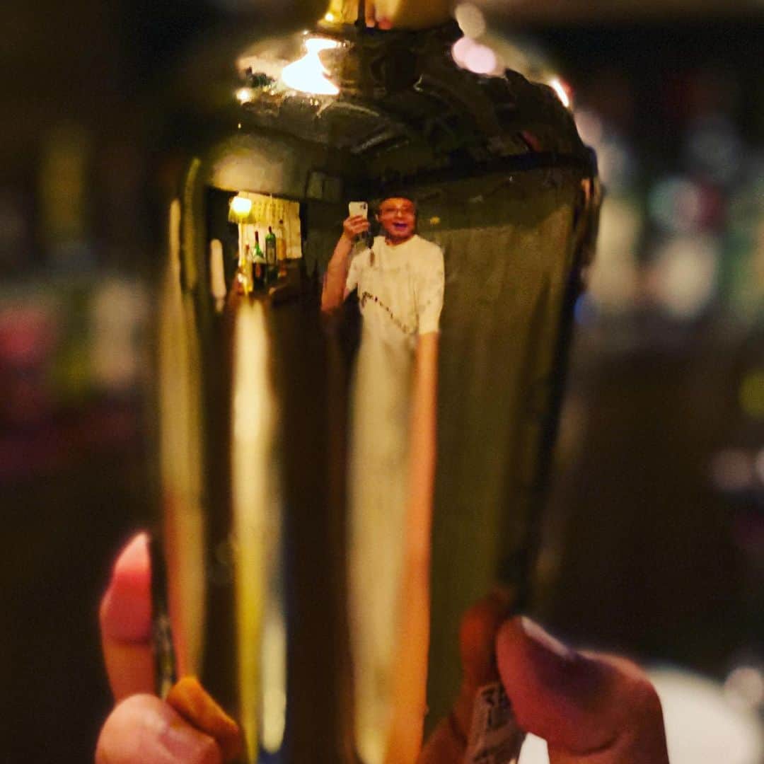 松尾貴史さんのインスタグラム写真 - (松尾貴史Instagram)「金色のボトルのジンにオレンジピール。  ２枚目の写真は、ちょっと  #エッシャー 風。」7月15日 16時21分 - kitsch.matsuo