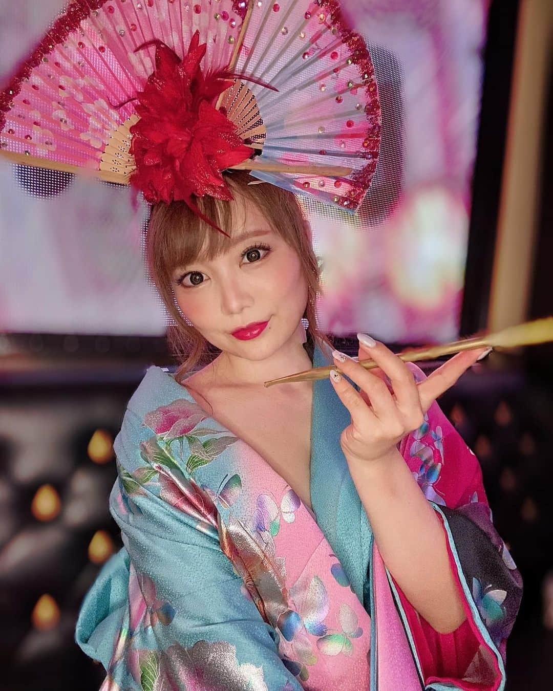 Roseさんのインスタグラム写真 - (RoseInstagram)「. . このお着物は. おさくさんが卒業するときに. ろーさんよかったらこのお着物使いなよって. 置いていってくれたものなの🌸. . 高いんだから持って帰りなよ！. って言ったけどいいの！って. . だからこれを着ると. 見守られてるような気分になるんだな🌸✨. . このお着物が映えるショーをちゃんと作りたいな🌹. . #showclub #nightspot #burlesque #dancer #showgirl #showdancer #japanesegirl #japanesebeauty #BURLESQUEannexYAVAY #YAVAY  #ヤバイ #バーレスクヤバイ #バーレスク  #ダンサー #モデル #アイドル #グラビア  #エロかわ #清楚ギャル #むちむち  #オンラインヤバイ #インスタライブ  #ダンス好きな人とつながりたい  #吉原ラメント #着物 #着物衣装 #煙管」7月15日 16時24分 - rose_ro_tan