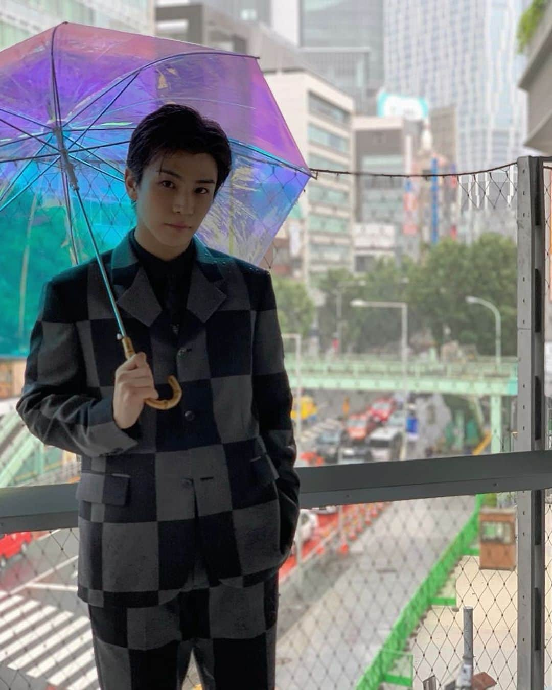 岩田剛典さんのインスタグラム写真 - (岩田剛典Instagram)「Shooting in the rain☂️ Stay tuned, Fun project coming!! @louisvuitton   #louisvuitton  #lvshibuyamens」7月15日 16時29分 - takanori_iwata_official