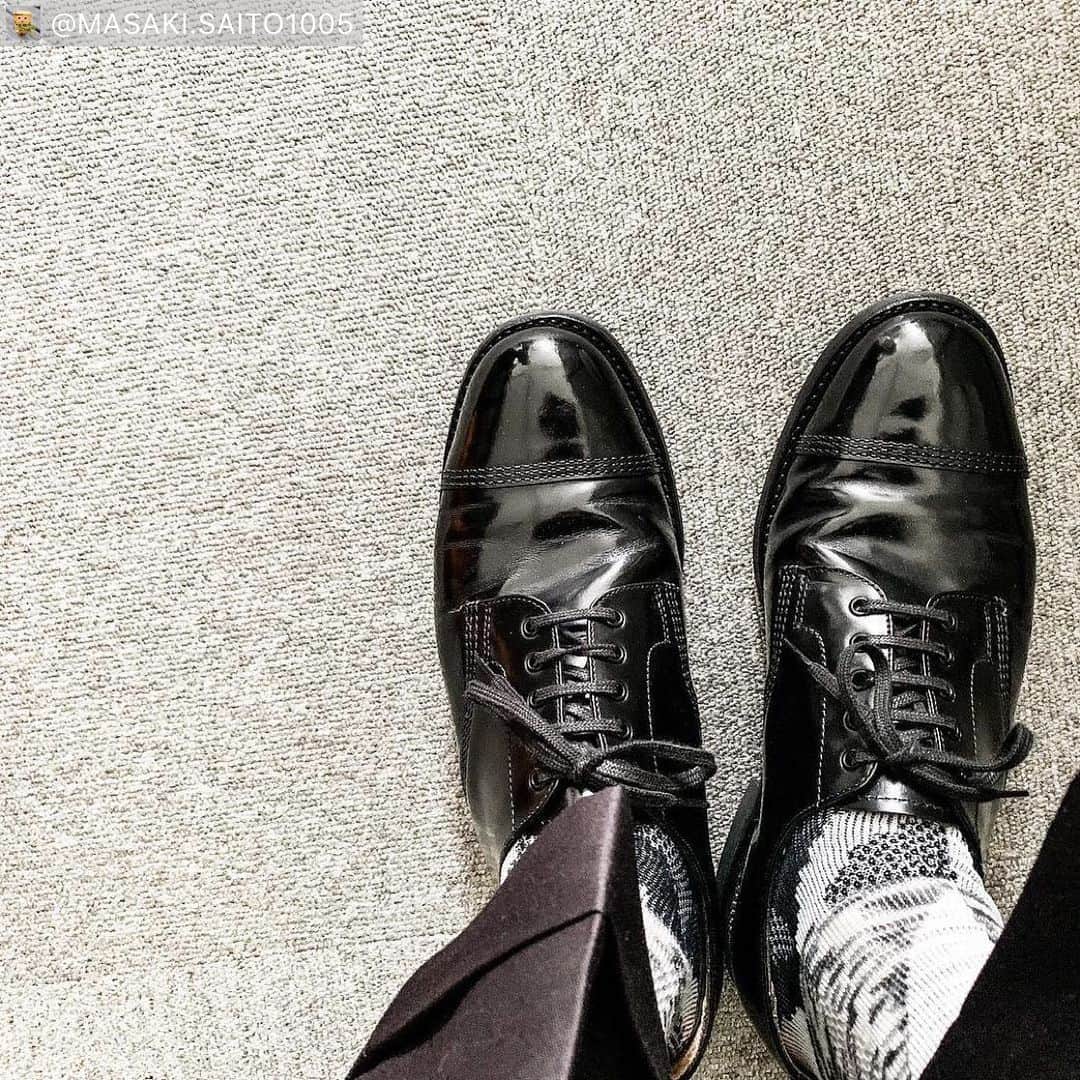 アヤメさんのインスタグラム写真 - (アヤメInstagram)「Beautiful shinny black shoes with #ayamesocks 🖤🧦 チラリ👀 #mensstyle #socksoftheday    #Repost @masaki.saito1005 本と室内履き用の革靴を取りに行くため職場へ👞✨﻿ 作業服も汚れがひどい・・洗濯しよう😑﻿ ﻿ ﻿ #革靴﻿ #革靴男子﻿ #革靴コーデ﻿ #sandersshoes ﻿ #ayamesocks ﻿ #neat_tokyo」7月15日 16時39分 - ayame_socks