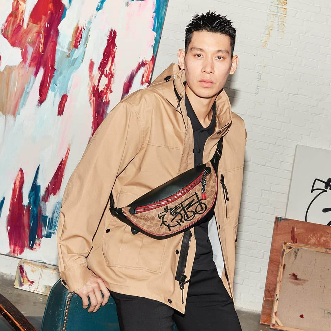 Vogue Taiwan Officialさんのインスタグラム写真 - (Vogue Taiwan OfficialInstagram)「#VogueFashionNow Coach 攜手知名平面設計師廣煜，領銜新銳設計師李若思與譚茜共同創作的新系列，出滿年輕活潑的氣象。﻿ ﻿ 此次靈感源自品牌在 50 年代創立的馬車標誌，兩位設計師將塗鴉文化與品牌經典標誌相結合，以年輕一 代的獨特視角通過藝術筆觸呈現饒富青春氣息的全新表達，為品牌即將迎來的 80 周年注入了嶄新的活力。 ﻿ ﻿ 此次 Coach 與新銳藝術家的再度攜手，希望藉此機會把更多的藝術原創力量帶入國際舞臺，這也將會成 為品牌未來發展進程的重要組成部分。 ﻿ ﻿ #CoachNY﻿  @coach  ﻿ 🖋#TravisTravie」7月15日 16時40分 - voguetaiwan