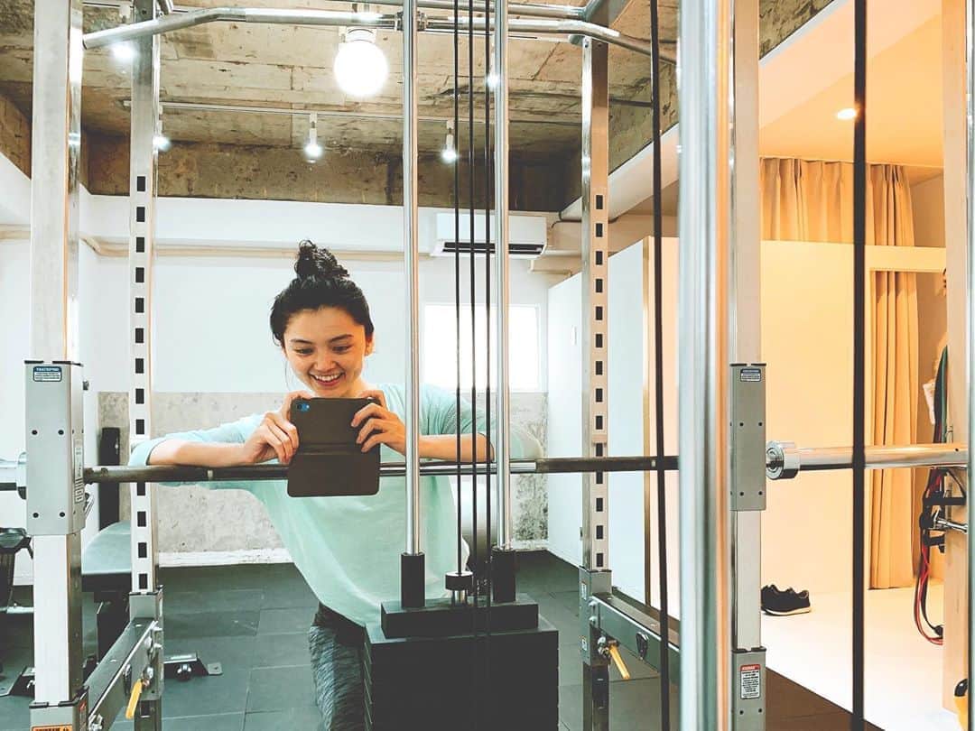 高原愛のインスタグラム：「今日も、関根さんのトレーニング✌️ぎっくり腰にならないように下半身、腰周りを中心にトレーニングしてもらいました😌トレーニング前は身体も気持ちもモヤっと落ち込んでたけどトレーニング後は身体が軽くなって身も心もスッキリ😌✨ありがとうございました💓@theperson_shareworkoutspace」