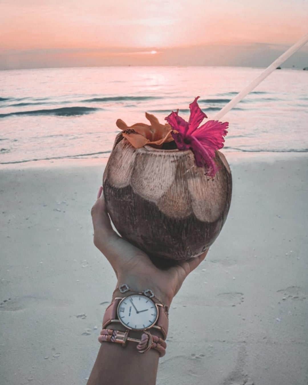 PAUL HEWITTさんのインスタグラム写真 - (PAUL HEWITTInstagram)「A coconut kinda life. 🥥🌴🌊⚓️ (photo @selingga) #getAnchored #paulhewitt #sailor #phrep __ #beach #ocean #womenswatch #coconut #sea #sunset #sky #watches #anchorbracelet #bracelet #accessories」7月15日 17時01分 - paul_hewitt