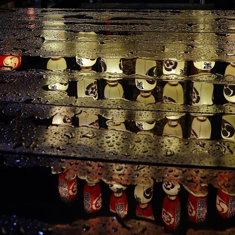 Gekkeikan Sake Officialのインスタグラム：「. ----- The Gion Festival ----- The illusion of an evening shower just passed. Rain is a given at the Gion Festival, therefore Yoiyama (festival eve) tend to take place in evening showers. The reflection of lanterns in puddles helps create the festival’s elegant quality.  *This year, due to the COVID-19 pandemic, The Gion Festival was limited to only a portion of the Shinto rituals, and events such as the Yama Hoko procession were cancelled. . #おうちで祇園祭 . #gionmatsuri #gionfestival #festival #yamahoko #komagata #lantern #lanterns #float #floats #summer #japan #kyoto #gekkeikan #gekkeikansake #祇園祭 #山鉾 #駒形提灯 #提灯 #祇園囃子 #夏祭 #京都 #月桂冠」