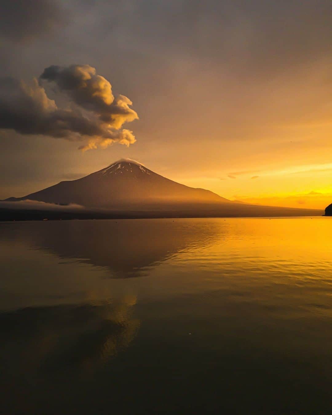 Galaxy Mobile Japanさんのインスタグラム写真 - (Galaxy Mobile JapanInstagram)「夕陽に染まる富士山を #GalaxyS20Plus 5G で撮影🗻 地平線の向こうに沈む夕陽と、グラデーションの空、それに照らされる富士山を綺麗に撮れました😍 今年の富士山は眺めて楽しみましょう🙋‍♀️ 📸#GalaxyS20Plus 5G #withGalaxy Photo by @hiro_510 ・ ・ ・ #Galaxy5G #ギャラクシーS20 #ギャラクシー #富士山 #富士山🗻 #🗻 #富士山が好き #夕焼け #夕暮れ #夕焼け空 #日没 #夕陽 #誰かに見せたい風景 #誰かに見せたい景色 #鳥居 #⛩ #絶景スポット #日本の絶景 #日本の景色 #日本の美 #スマホカメラ #スマホ写真 #スマホ撮影 #スマホ撮り #スマホ越しの私の世界 #mtfuji #Galaxyカメラ部」7月15日 17時00分 - samsungjpn