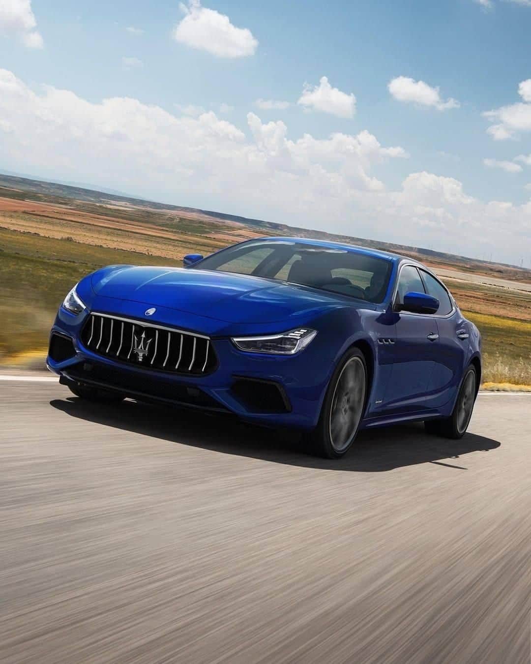 Maserati Japan | マセラティ ジャパンのインスタグラム：「モータースポーツで培った圧倒的なパワー。 ギブリは、1966年当時の精神と、マセラティが持つ革新や競争、勝利への飽くなき情熱の両方を併せ持っています。  #Maserati #マセラティ #MaseratiJapan #マセラティジャパン #Ghibli #ギブリ」