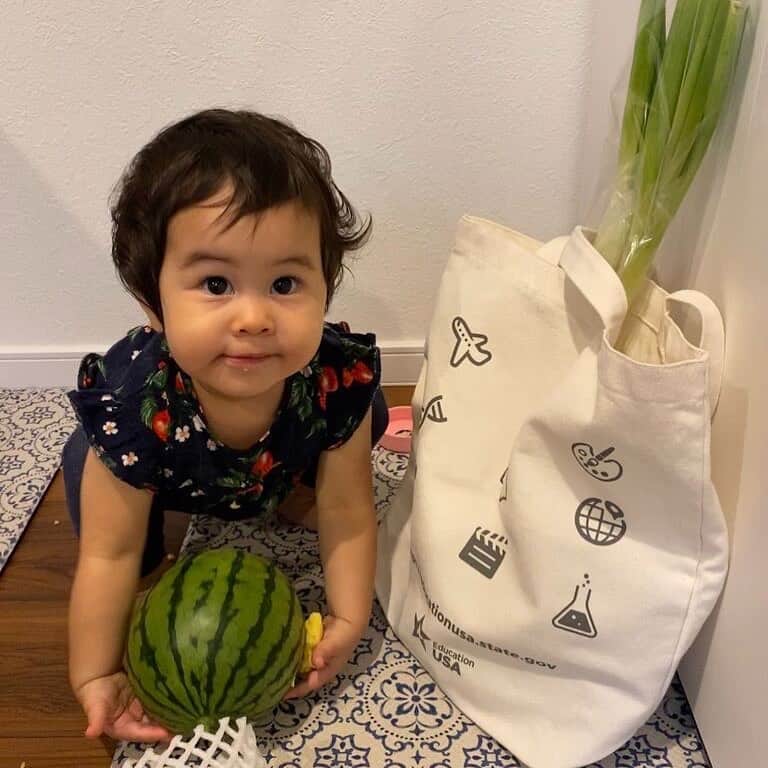アメリカ大使館さんのインスタグラム写真 - (アメリカ大使館Instagram)「レジ袋が有料化されて、2週間が過ぎました。 皆さん、エコバッグの持ち歩きに慣れましたか⁉️  今日の写真は、ママのお買い物の片付けをお手伝い⁉️ 文化部のTomokoさんの愛娘リナちゃんは、スイカ🍉が大好きなんだそう。 Tomokoさんの愛用エコバックは、🇺🇸大使館留学プログラムEducation USA🛍 . #usa #america #studyabroad #livinginamerica #ecobags #ecology #loveearth #watermelon #greenonion #educationusa #cute #アメリカ #留学 #アメリカ生活 #エコバッグ #レジ袋有料化 #お買い物 #お手伝い #スイカ #ネギ #エコロジー #資源 #環境問題 #可愛い女の子 #得意顔で」7月15日 16時56分 - usembassytokyo