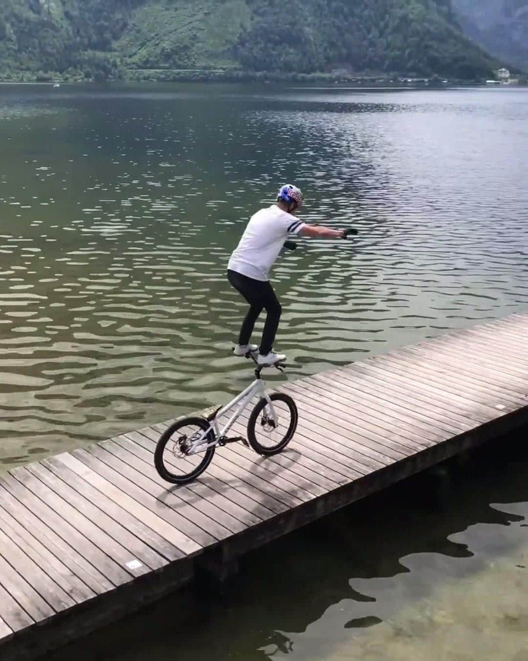 レッドブルのインスタグラム：「when you turn for one second at the lake and lose @wibmerfabio 😂  read Fabio's latest interview on his secrets to success in 👉 @redbulletin ~link in bio~ #redbull #givesyouwings #bike #fromwhereiride #mtb」