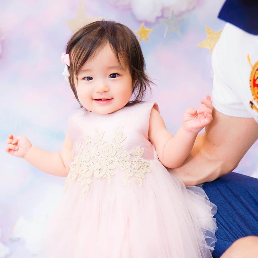 しほの涼のインスタグラム：「パパ👨が大好き❤な娘さん👼💕 写真館でも隣にはずーっとパパ☺️🤍 パパが離れるとグズってしまうので、 終始隣で笑わせてました🤣🤣 そんなパパの写り込みショットもお気に入り🥰💕💕  そして2枚目のヨダレショットも😂😂😂  #1歳 #1歳誕生日 #1歳バースデー #１歳 #1歳誕生日プレゼント #1歳女の子 #1歳バースデーフォト #バースデーフォト#写真館　#家族写真#家族写真撮影 #lovst #ラブスト #我が家の天使 #我が家の天使ちゃん #赤ちゃん #赤ちゃんのいる生活 #令和元年ベイビー#令和ベイビー#令和ベビー」