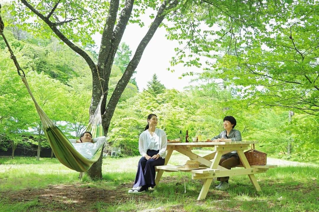 星野リゾートさんのインスタグラム写真 - (星野リゾートInstagram)「【星野リゾートの施設紹介】﻿ BEB5軽井沢 - BEB5 Karuizawa﻿ ﻿ BEB5軽井沢は、ルールや時間の縛りがゆるめのルーズなホテルです。過ごし方のアレンジも自由自在！﻿ ﻿ The relaxed Tamariba lounge invites guests to bring in their own snacks, play their favorite music and settle in just like at home. Affordable accommodation plans are offered year-round.﻿ ﻿ ▼おすすめのポイント▼﻿ ①居酒屋以上 旅未満　仲間とルーズに過ごせるホテル﻿ ﻿ ②24時間利用可能なパブリックスペースで気ままに過ごせる﻿ ﻿ ③仲間との記憶に残る旅を！一生ネタ！ハプニングステイを楽しもう﻿ ﻿ #HoshinoResorts #星野リゾート #beb5 #beb5Karuizawa #beb5軽井沢 #Nagano #Karuizawa #長野県 #軽井沢 #軽井沢旅行 #KaruizawaTrip #JapaneseHotels #travelJapan #ig_Japan #JapanTravel」7月15日 16時57分 - hoshinoresorts.official