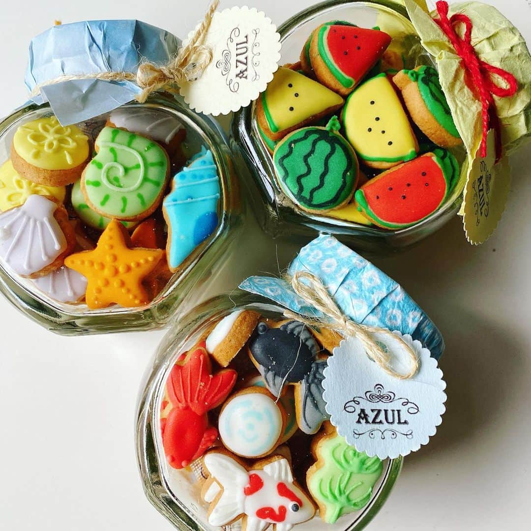 里井真由美さんのインスタグラム写真 - (里井真由美Instagram)「#cookies #icingcookies #azul 超人気！「AZUL」のアイシングクッキー❗️夏限定アイテムも揃って、日本橋三越本店 本館地下１階で今日から買えますよ〜 @sakurazaka.azul  @mitsukoshi_nihombashi  ・ ・ 🍉スイカ、金魚、貝殻など夏らしいアイテム盛りだくさん♡ きび糖を使い自然な甘みと小麦粉の香りが良く、サクサクッとした食感がおいしい❗️ ・ ・ 婦人画報のお取り寄せでも、即完売しちゃう人気クッキー‼️ ・ ・ 定番の博多や歌舞伎柄のクッキー、餡マロンケーキや オリジナルのコーヒーもあります🌰🌰🌰🌰 ・ ・ しかも♡AZULさんは農林水産省「ありが糖運動」にもご参画頂いてるので、店頭でロゴもお使いくださり嬉しい〜♡ ・ ・ ありが糖運動のアンバサダーも一緒にしてくださっている王理恵ちゃんやお友達と初日にお買い物してきました。 ・ ・ 7/21まで！朝10:30〜19:30 三越日本橋、本館地下１階。 人気アイテムは無くなりがちなので、お早めがおすすめです♡ ・ ・ #桜坂AZUL#アイシングクッキー#三越#三越日本橋 #ありが糖運動#里井真由美#王理恵#農林水産省#マロン#フードジャーナリスト里井真由美#デパ地下#デパ地下スイーツ#さといいね」7月15日 17時09分 - mayumi.satoi